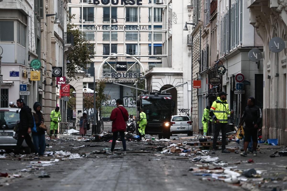 “Como uma guerra”: Paris amanhece atônita diante da violência