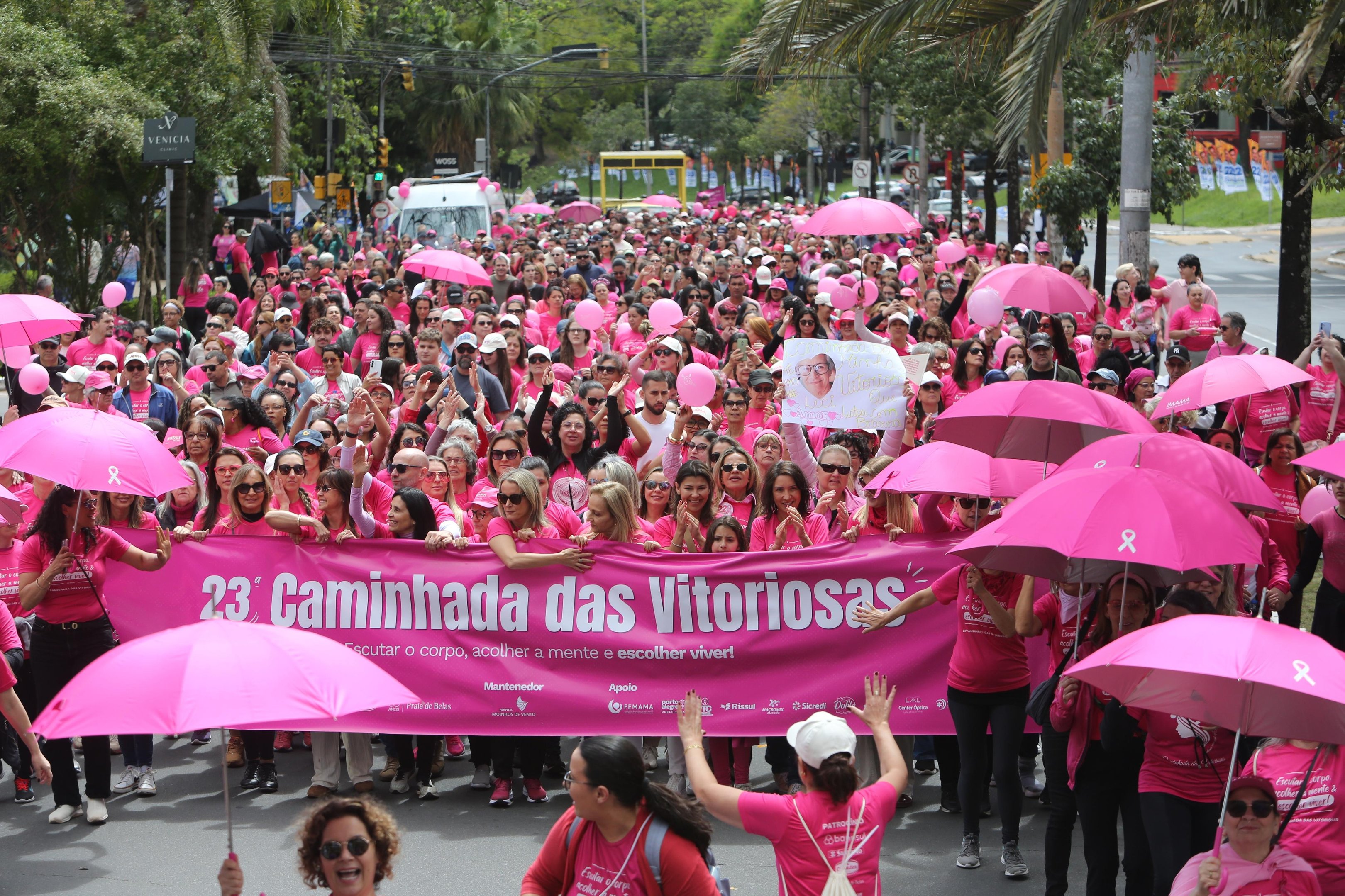Caminhada das Vitoriosas colore de rosa as ruas de Porto Alegre