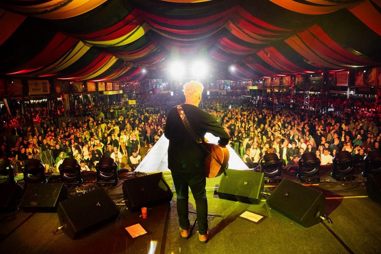 Oktoberfest de Igrejinha encerra com DJ Alok e com nova presidência para 2027