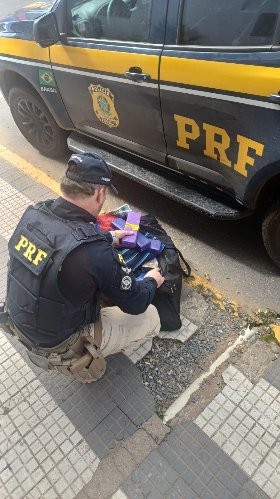 PRF prende passageiro com 21 quilos de maconha em ônibus na BR 290, em São Gabriel