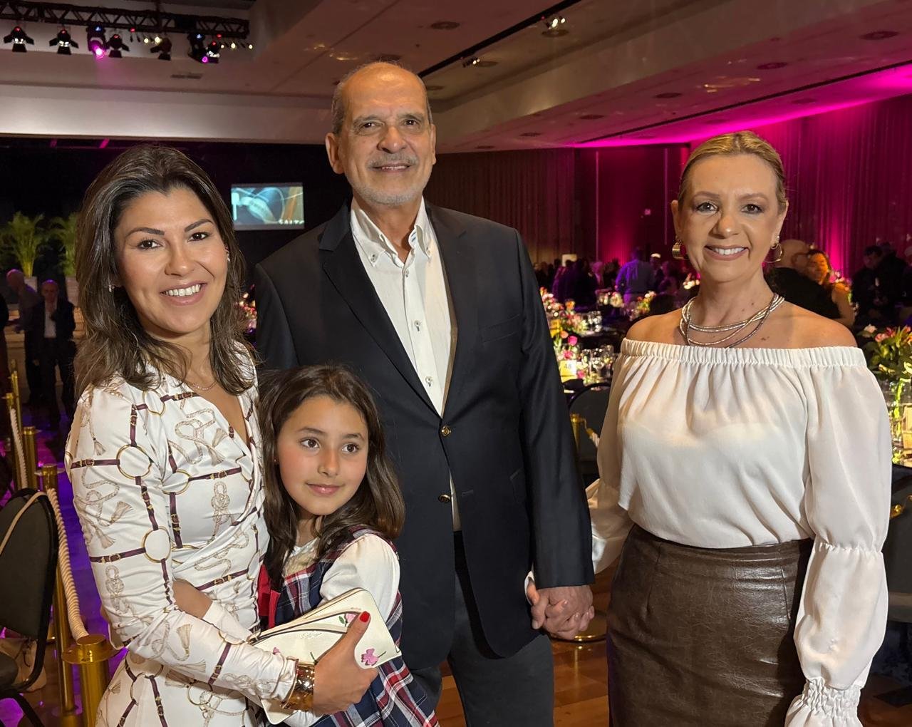 Joyce Zucco, futura primeira-dama do Estado, e a filha, Ant&ocirc;nia, junto ao casal presidente Ricardo Alves e Denise Scherer, prestigiaram a formatura da 17&ordf; turma de formandas do Uni&atilde;o D'Elas
