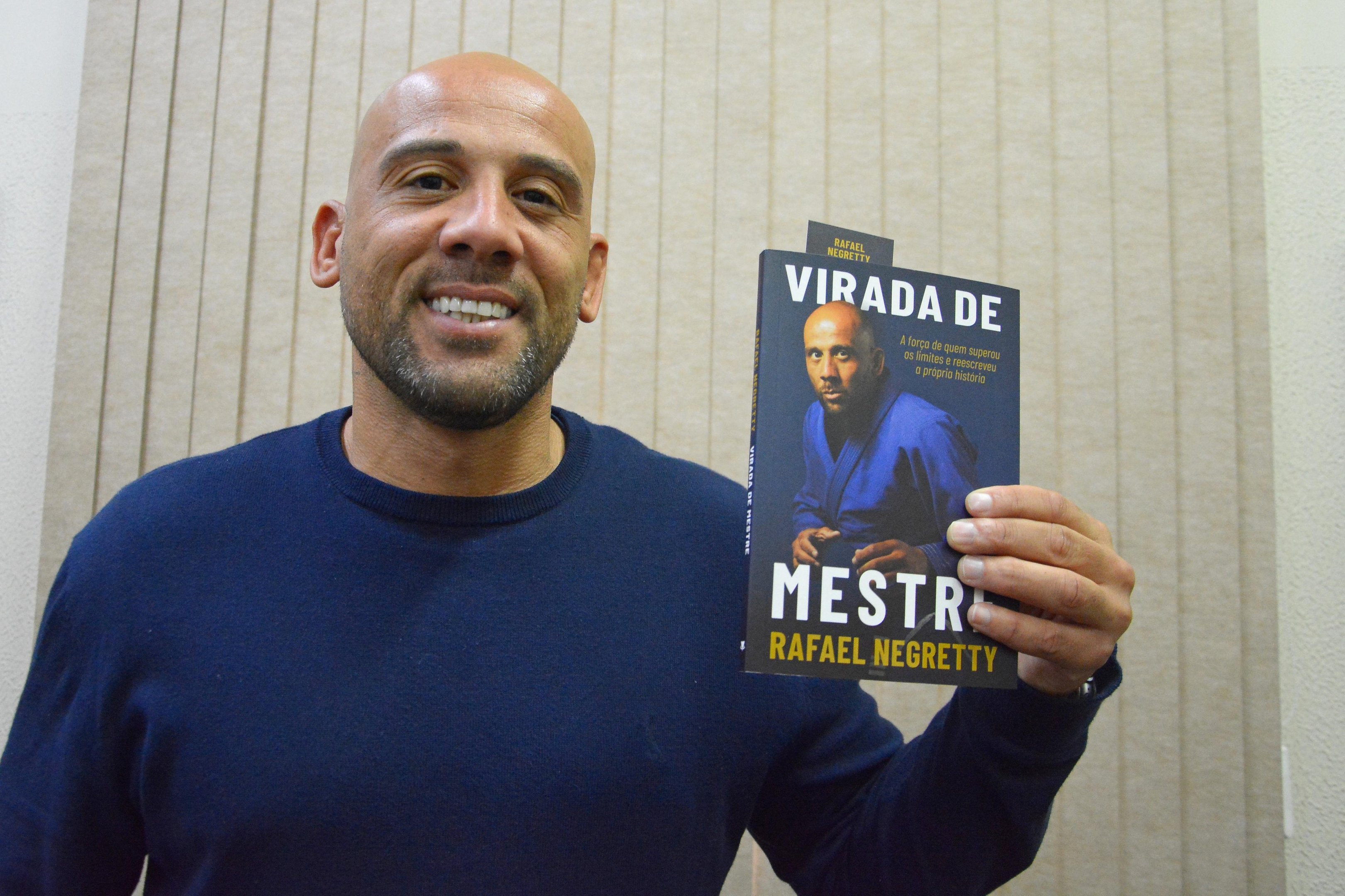 Escritor Rafael Negretty lan&ccedil;a livro em Porto Alegre