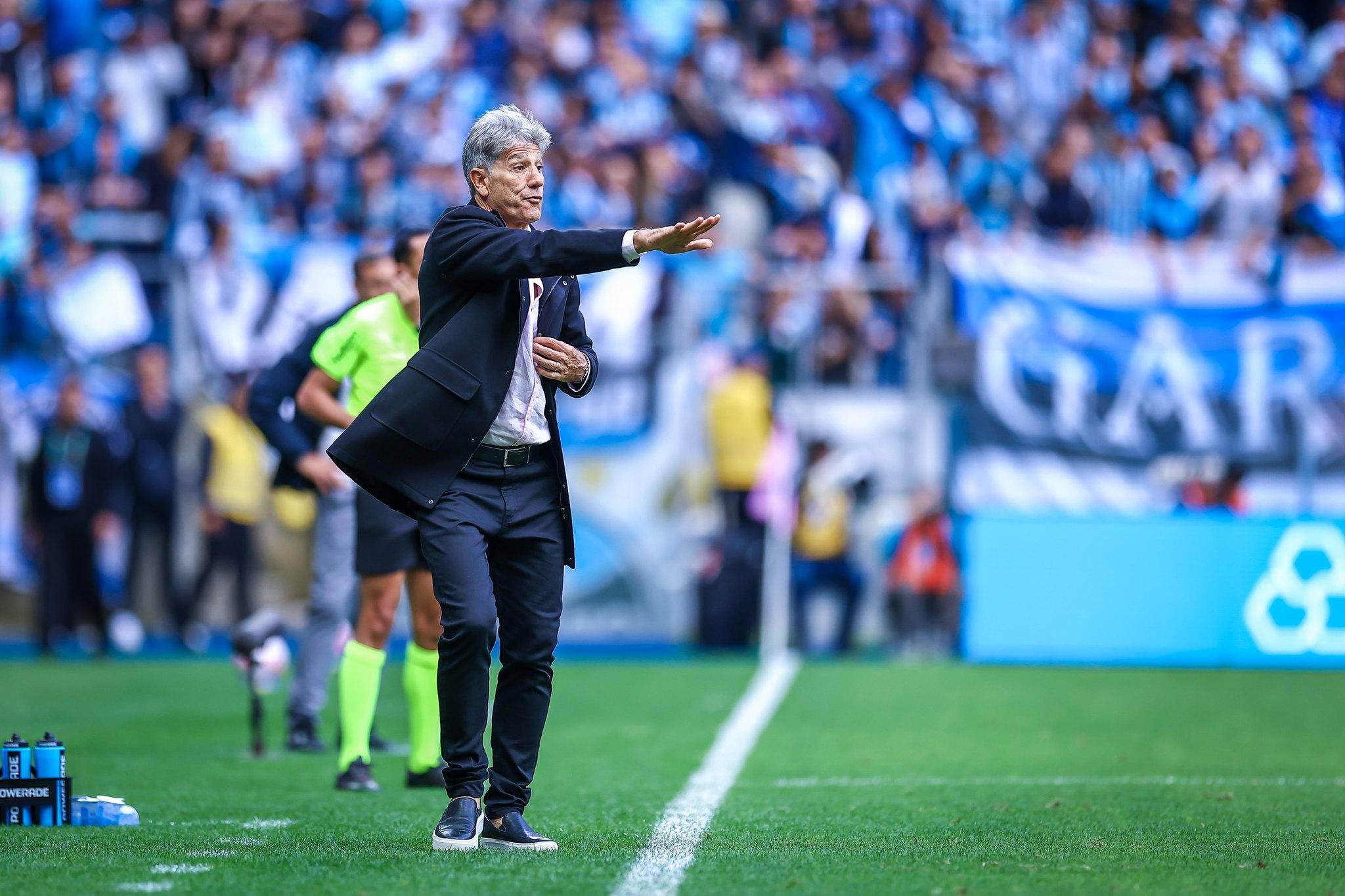 Antes da coletiva, chegou a ser citada&nbsp;a possibilidade de pedido de demiss&atilde;o por parte do treinador