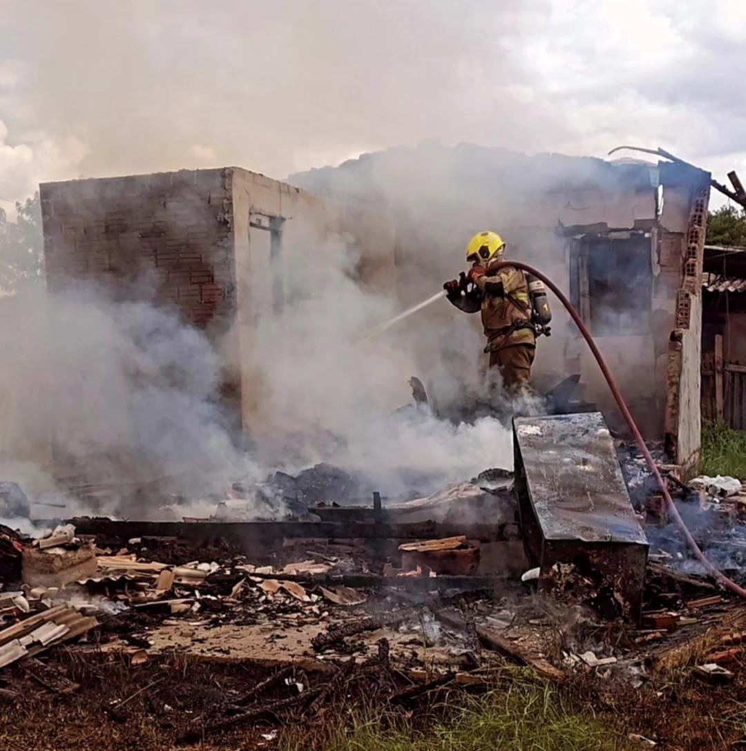 Incêndio atinge três casas em São Leopoldo