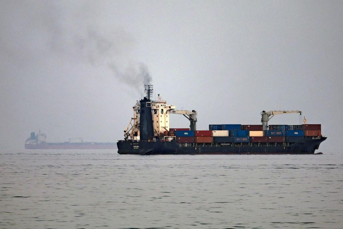 Petroleiro sofre incêndio após atingir mina no Estreito de Ormuz
