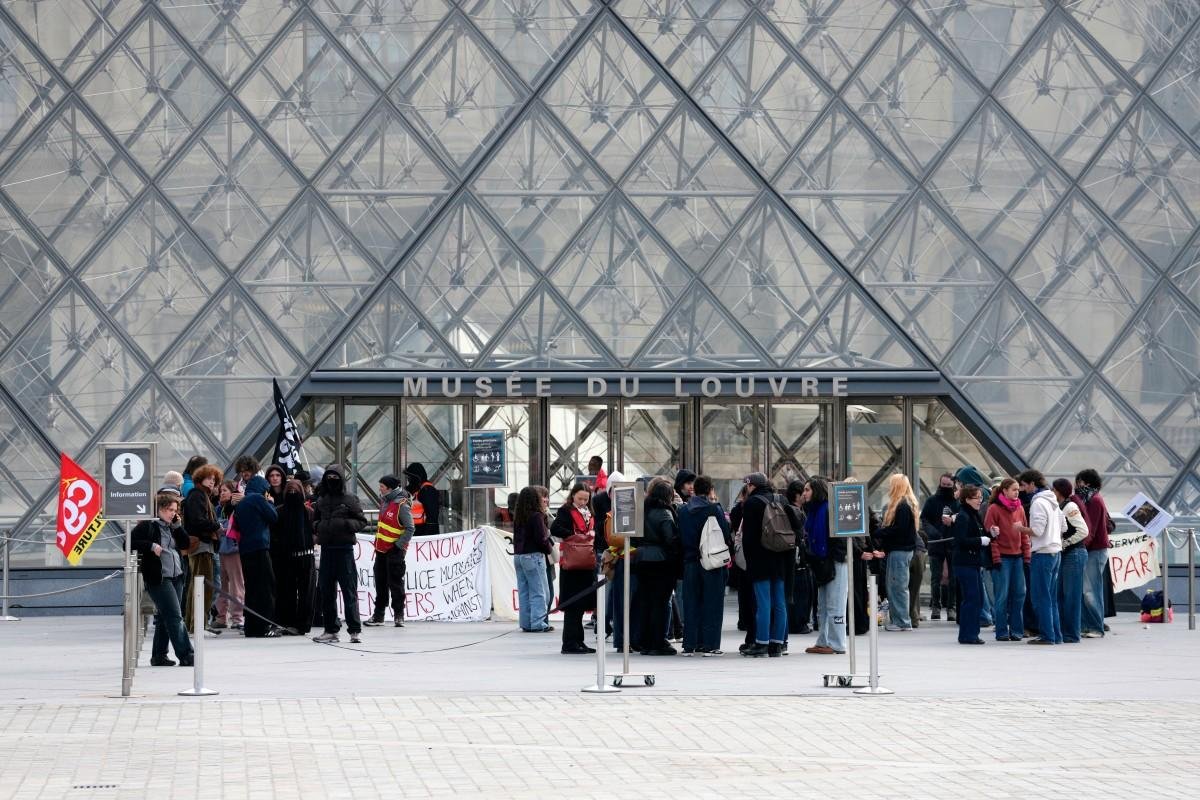 Manifestantes bloqueiam a entrada do Museu do Louvre para expressar seu &ldquo;apoio&rdquo; ao movimento dos estudantes do ensino m&eacute;dio