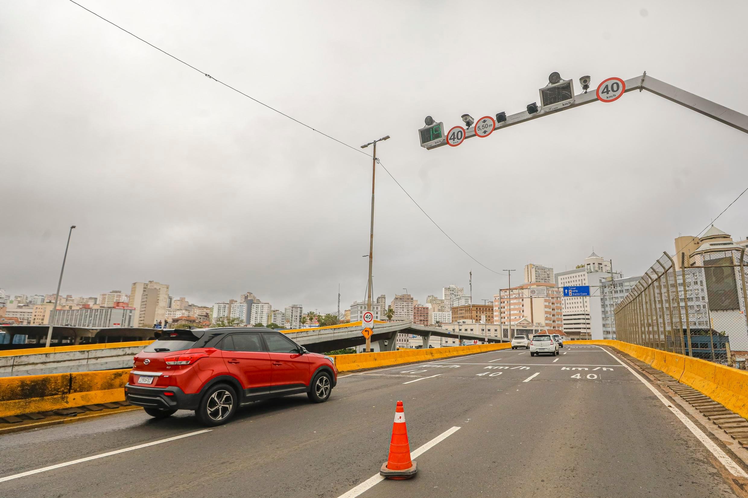 Lombada eletrônica começa a operar no Corredor Humanitário; veja o limite de velocidade