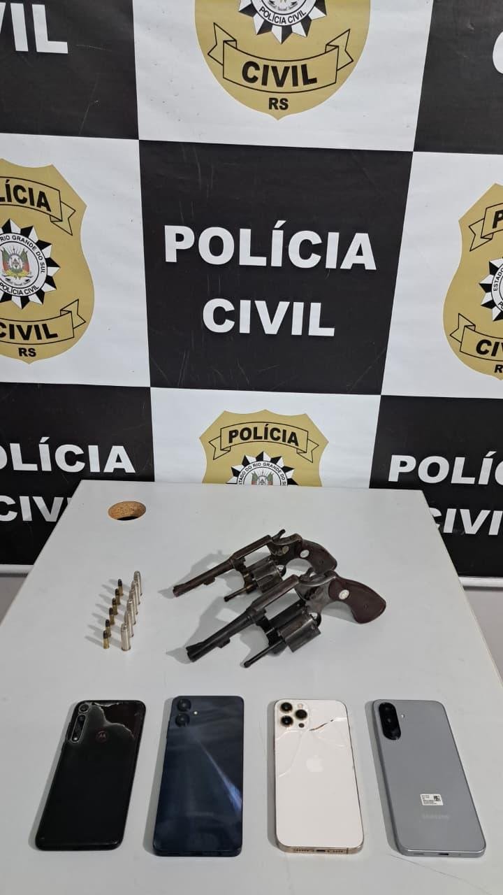 Armas e outros objetos foram apreendidos com os suspeitos na a&ccedil;&atilde;o