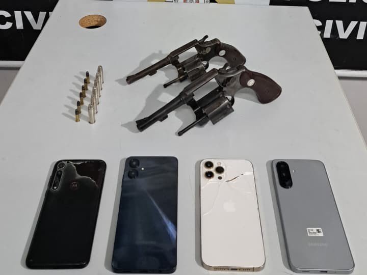 Armas e outros objetos foram apreendidos com os suspeitos na ação