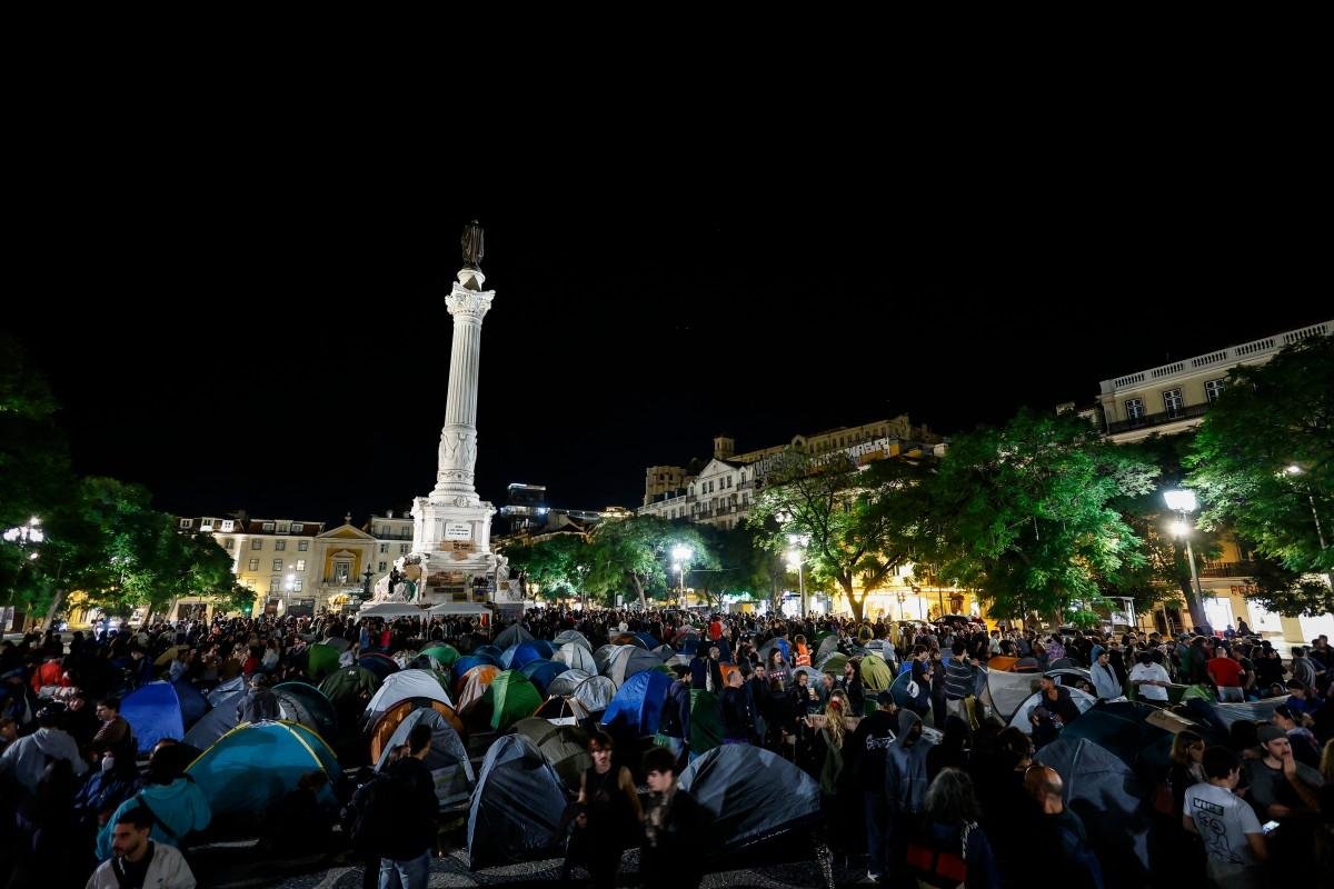 Manifestantes montam tendas para protestar contra a escassez de habita&ccedil;&atilde;o, o aumento das rendas e os baixos sal&aacute;rios na Pra&ccedil;a do Rossio, no centro de Lisboa