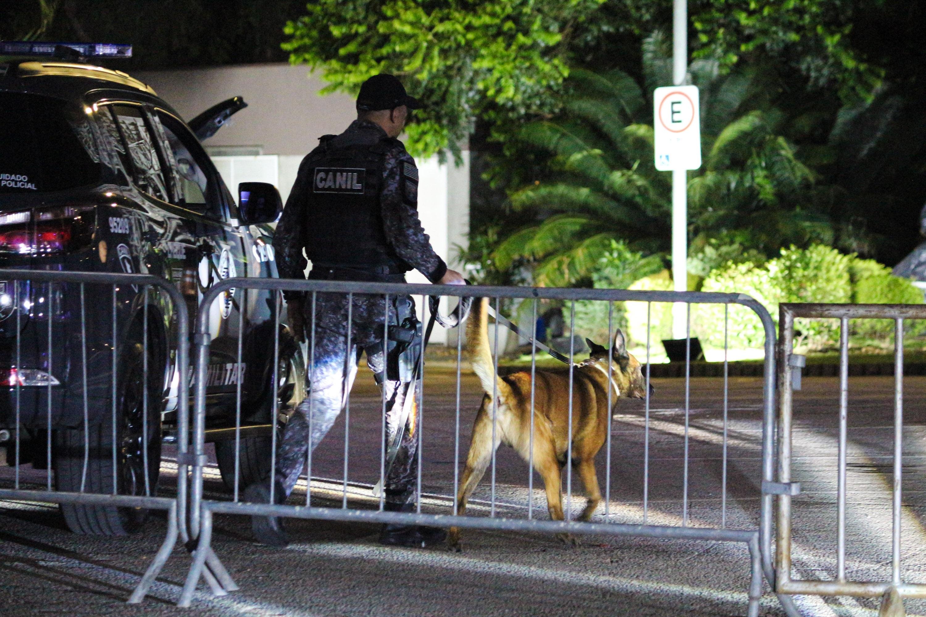 Gate descarta bomba em carro da comitiva de Fl&aacute;vio Bolsonaro no debate