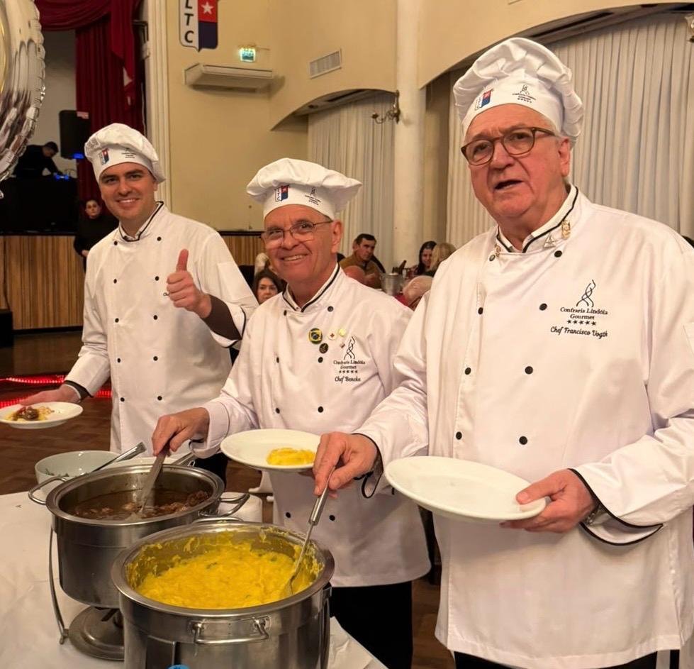 Hebert Benke, Gabriel Nascimento Leite e Francisco Voght estavam entre os confrades que que ajudaram na gastronomia da Confraria Lind&oacute;ia Gourmet