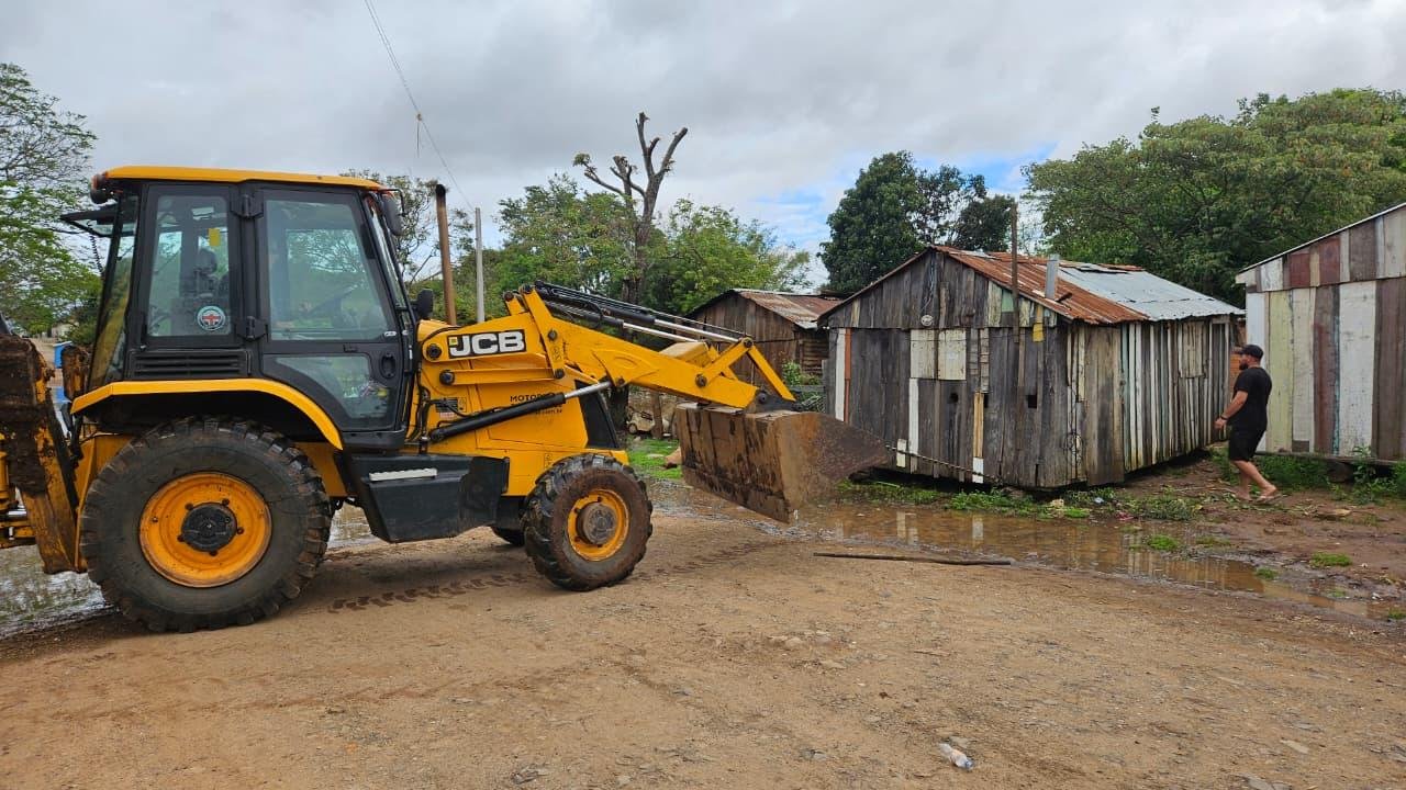 Rio Uruguai começa a baixar em Itaqui, mas famílias ainda permanecem fora de casa  