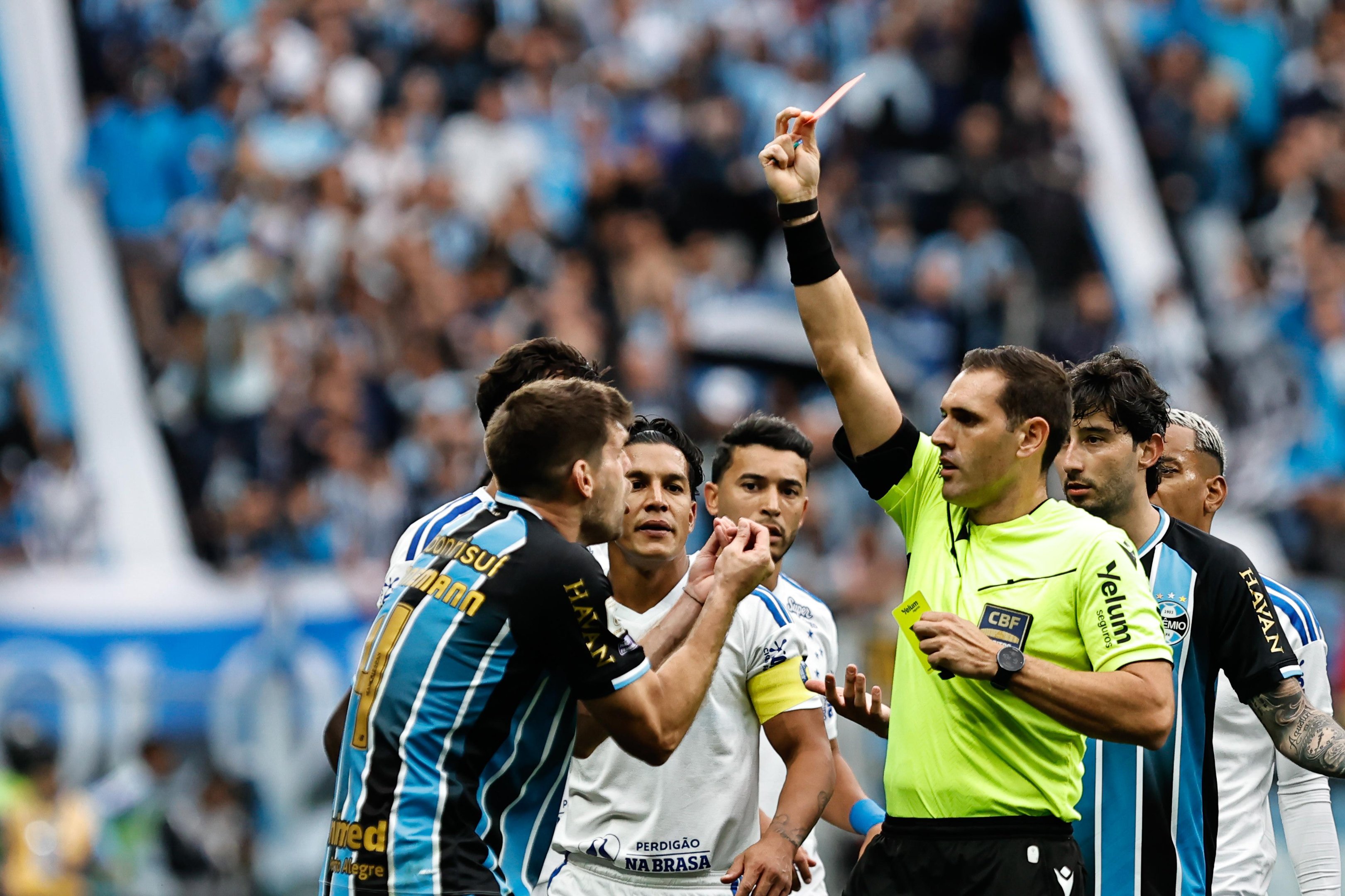 Kannemann foi expulso no segundo tempo da derrota para o Cruzeiro