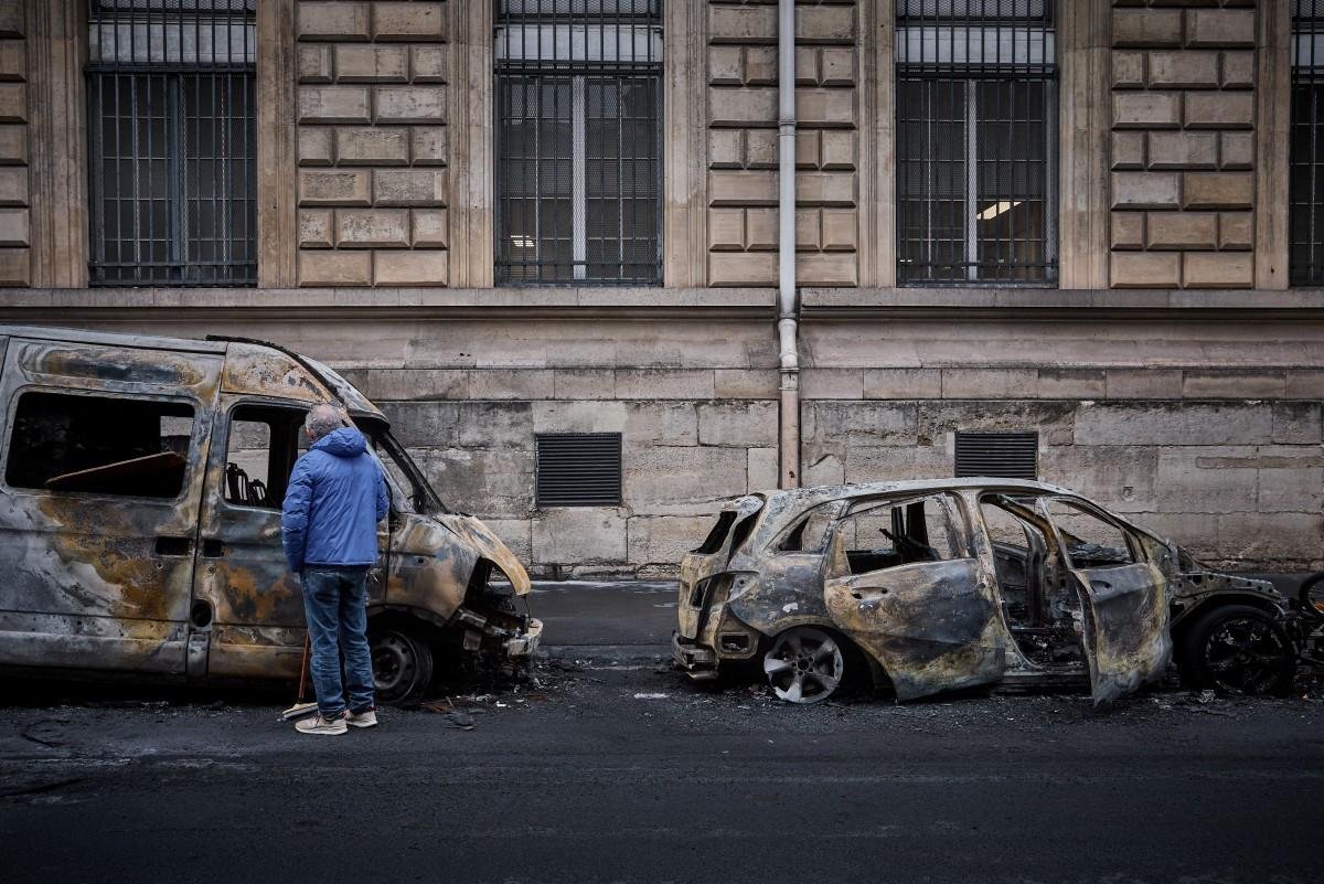 França decreta toques de recolher para conter confrontos e saques