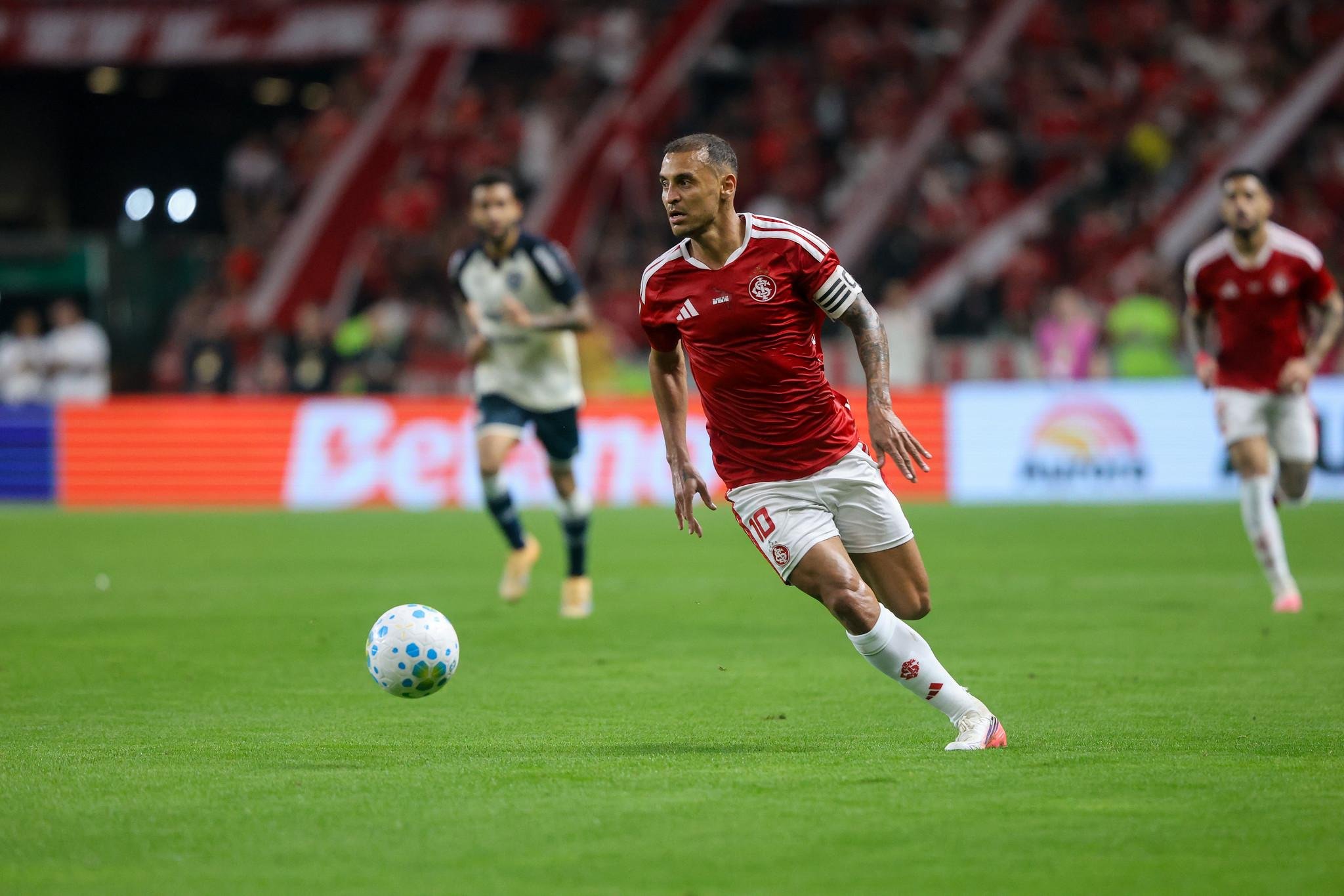 Alan Patrick volta ao time colorado contra o Botafogo