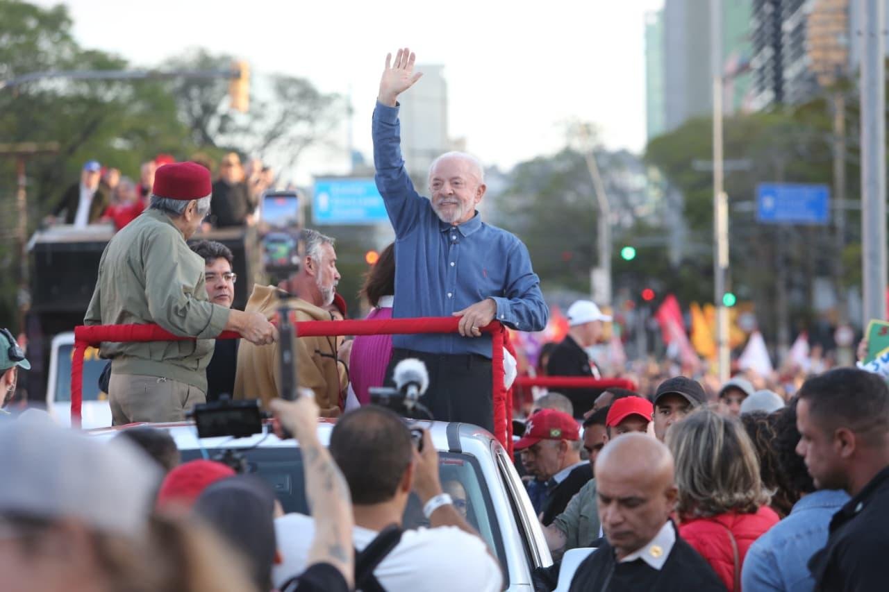 Em ato em Porto Alegre, Lula reafirma que entrega na terça-feira o sigilo telefônico e bancário dele e dos cinco filhos à Justiça Eleitoral