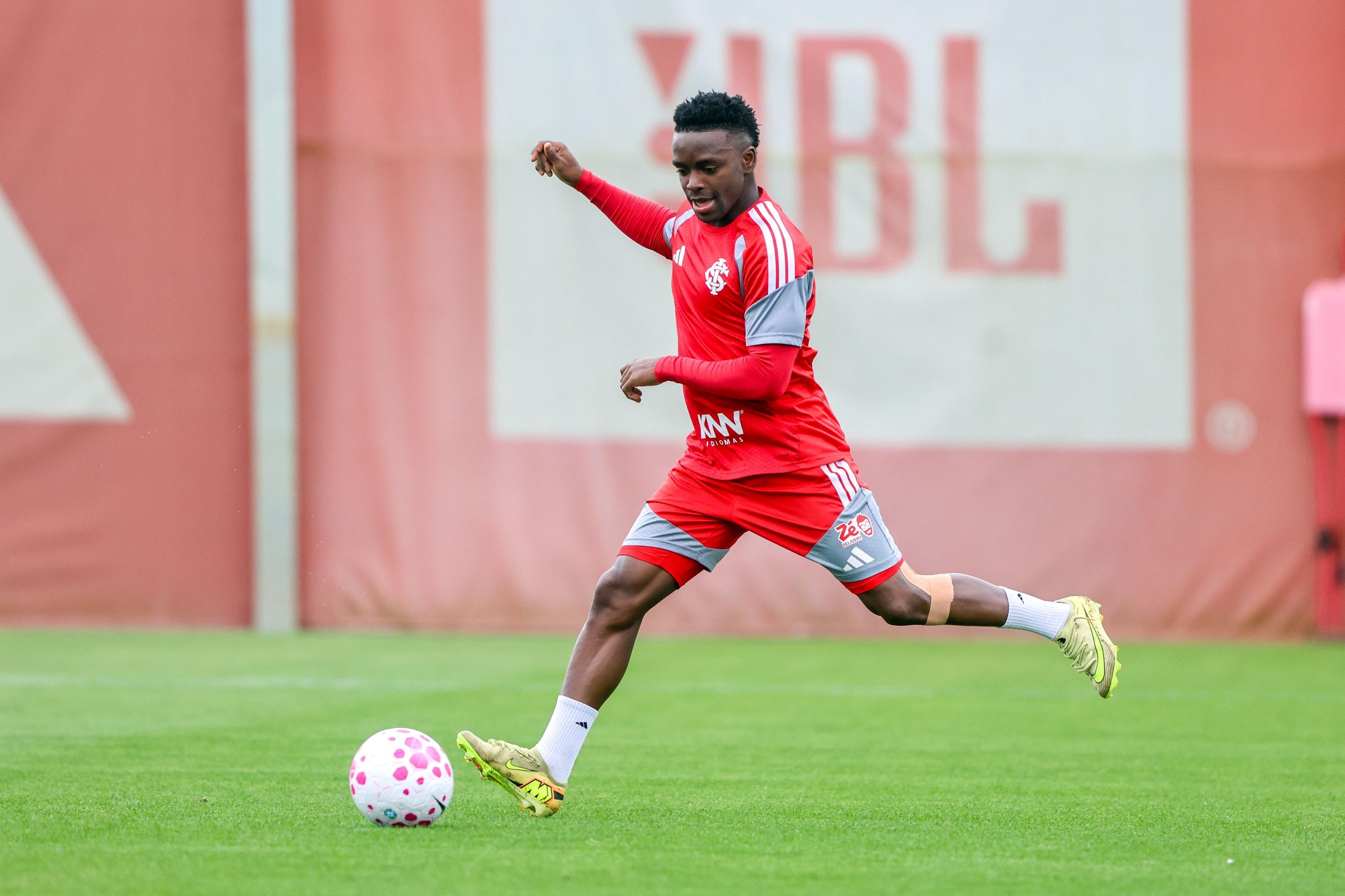 Carbonero deve iniciar o jogo contra o Botafogo no lugar de Vitinho