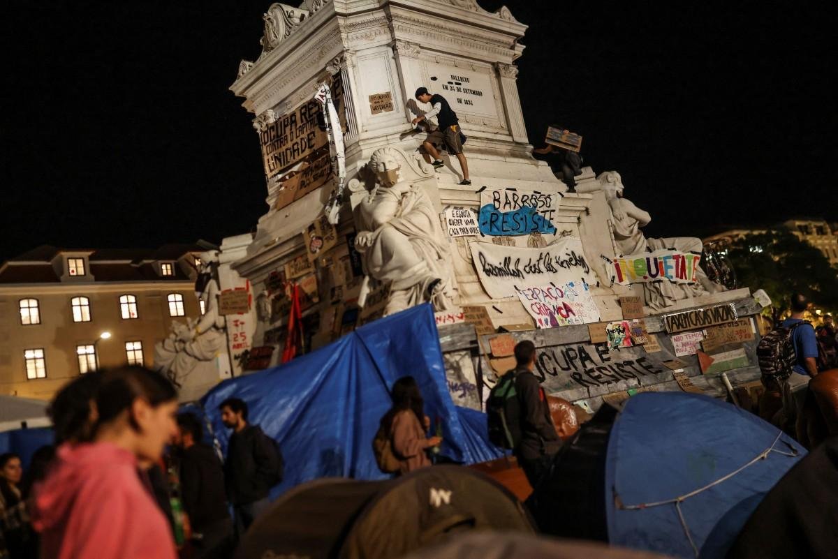 Polícia desmantela acampamento pelo direito à moradia em Portugal