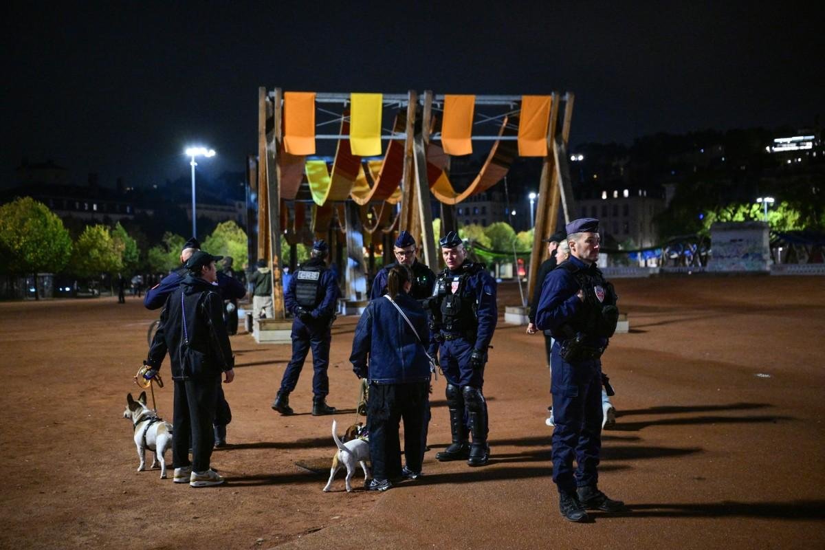 França aplicará toques de recolher localizados na terça-feira, anuncia primeiro-ministro