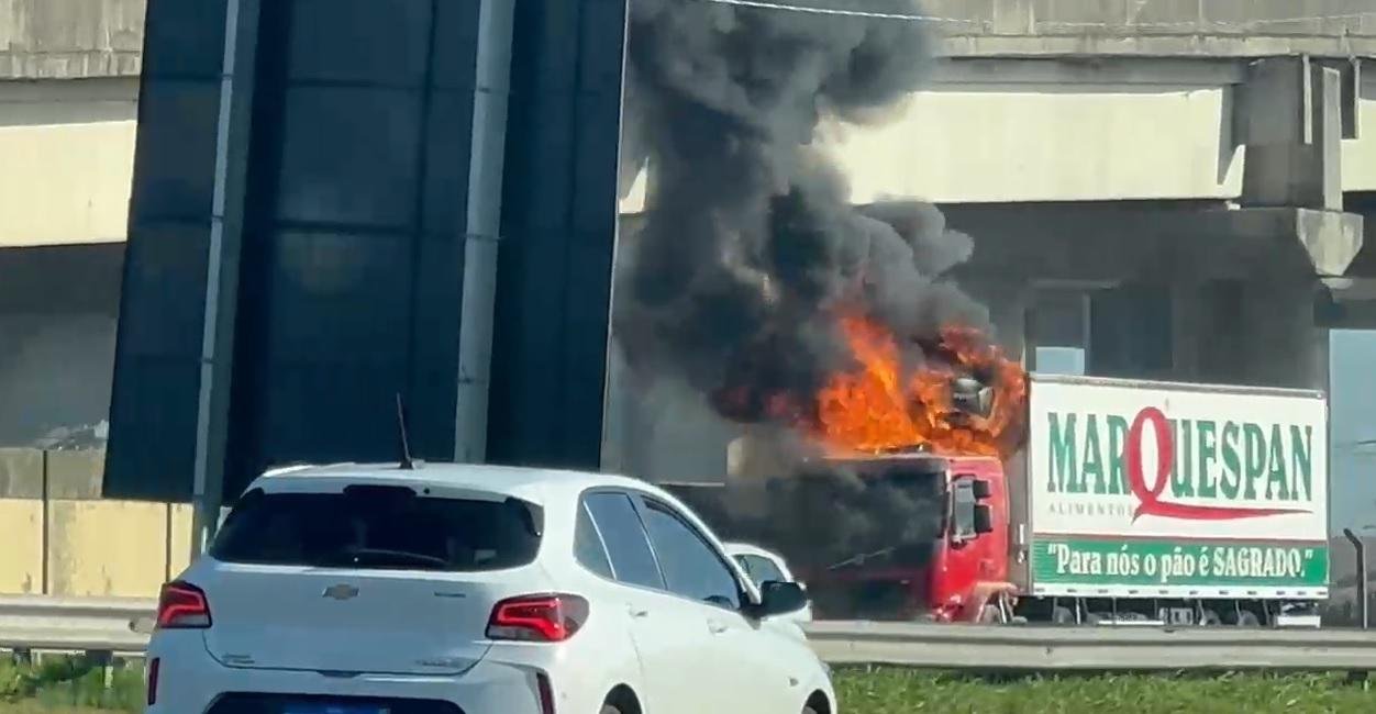 Caminh&atilde;o pegou fogo na freeway, perto da Arena do Gr&ecirc;mio