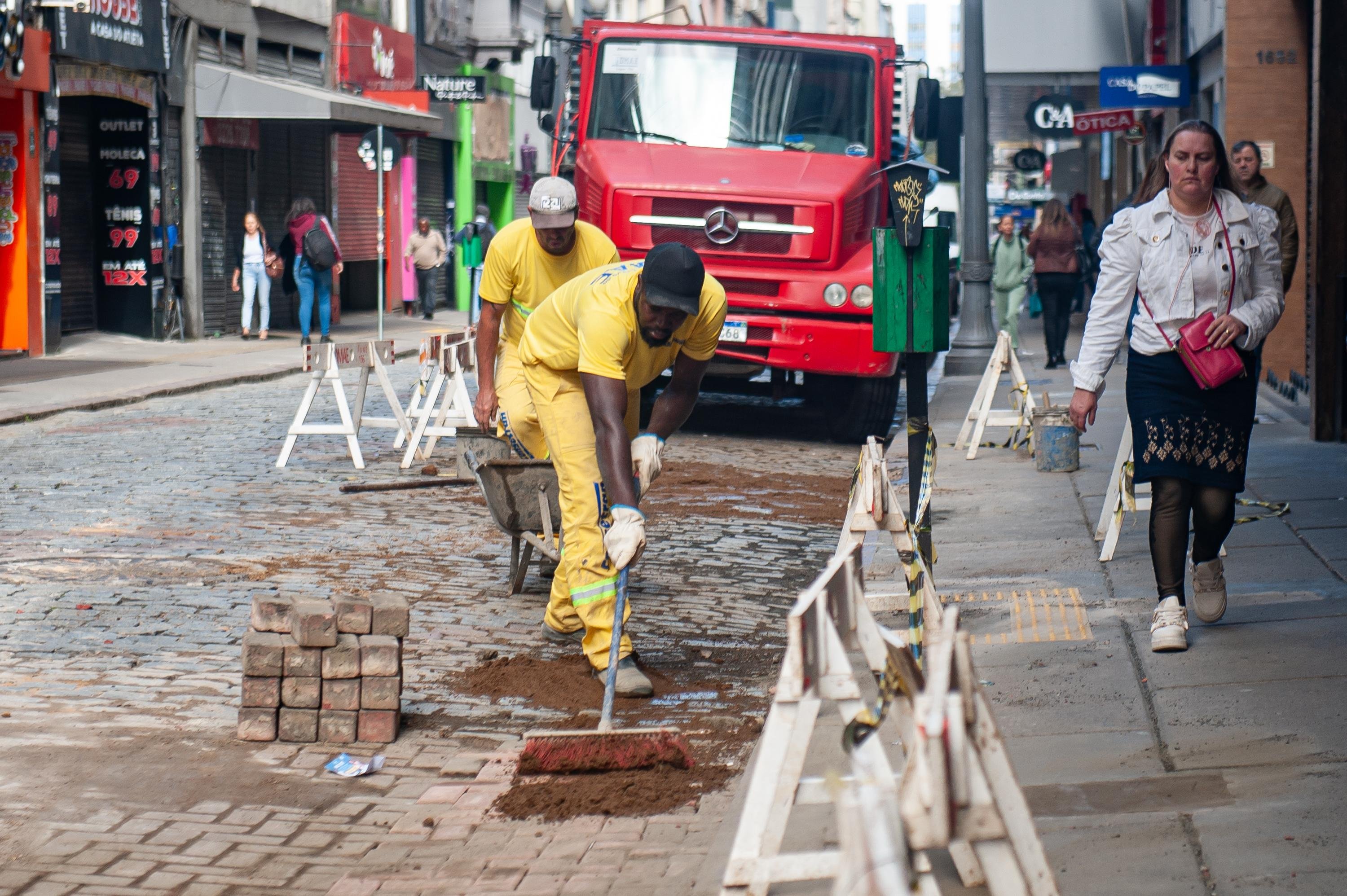 Após seis meses, Dmae conclui obra e fecha enorme buraco na rua dos Andradas, em Porto Alegre
