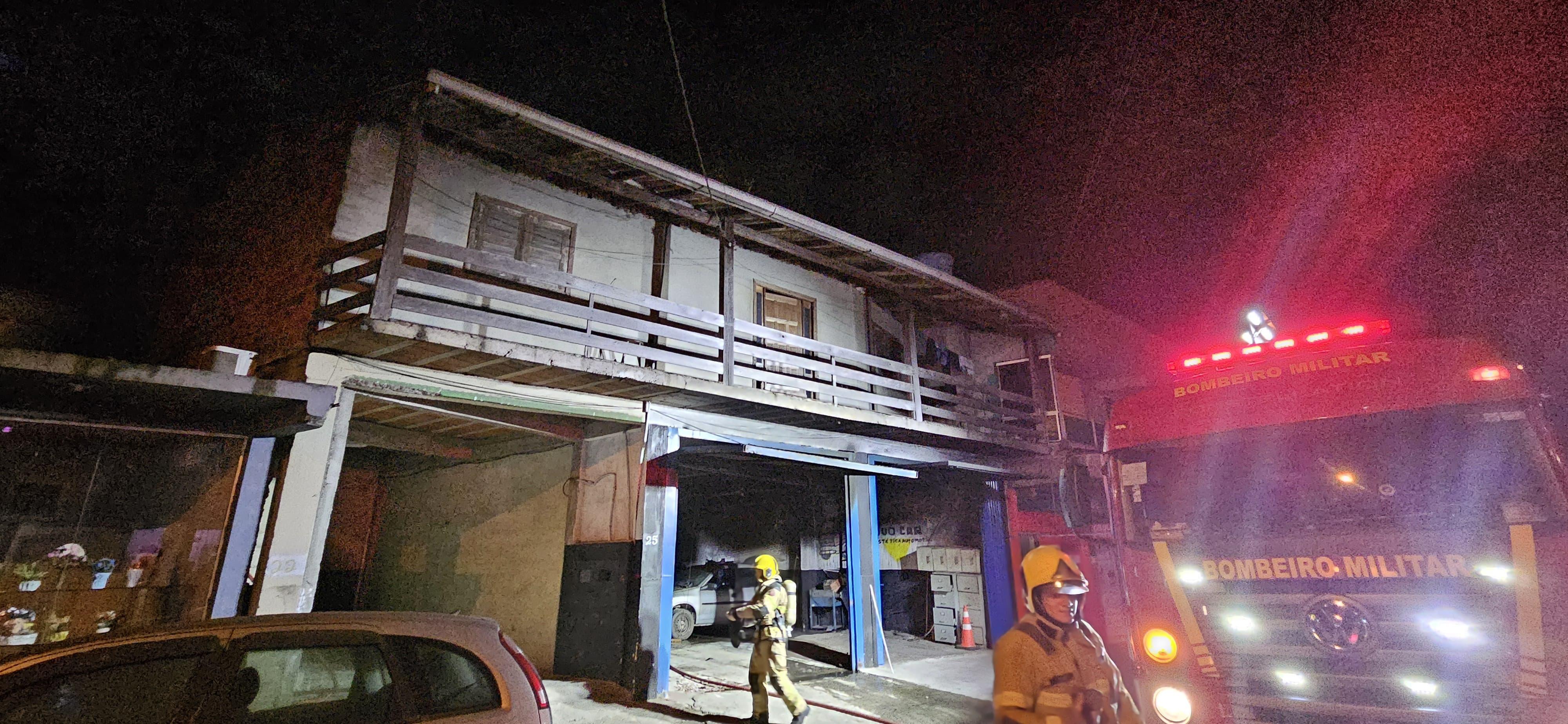 Incêndio em borracharia destrói 13 veículos em Novo Hamburgo