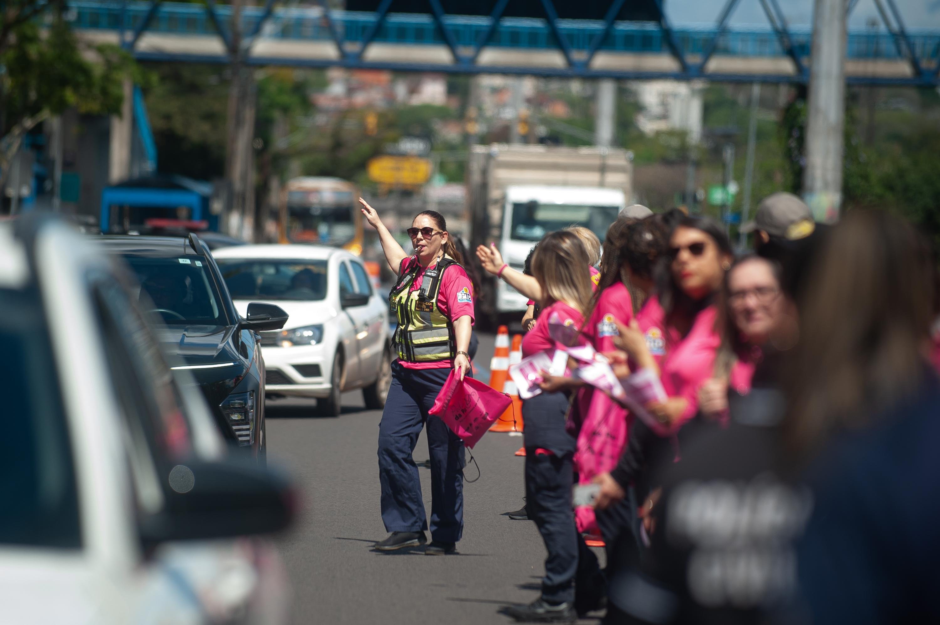 Blitz Rosa pela Vida conscientiza mulheres pela prevenção contra o câncer de mama em Porto Alegre