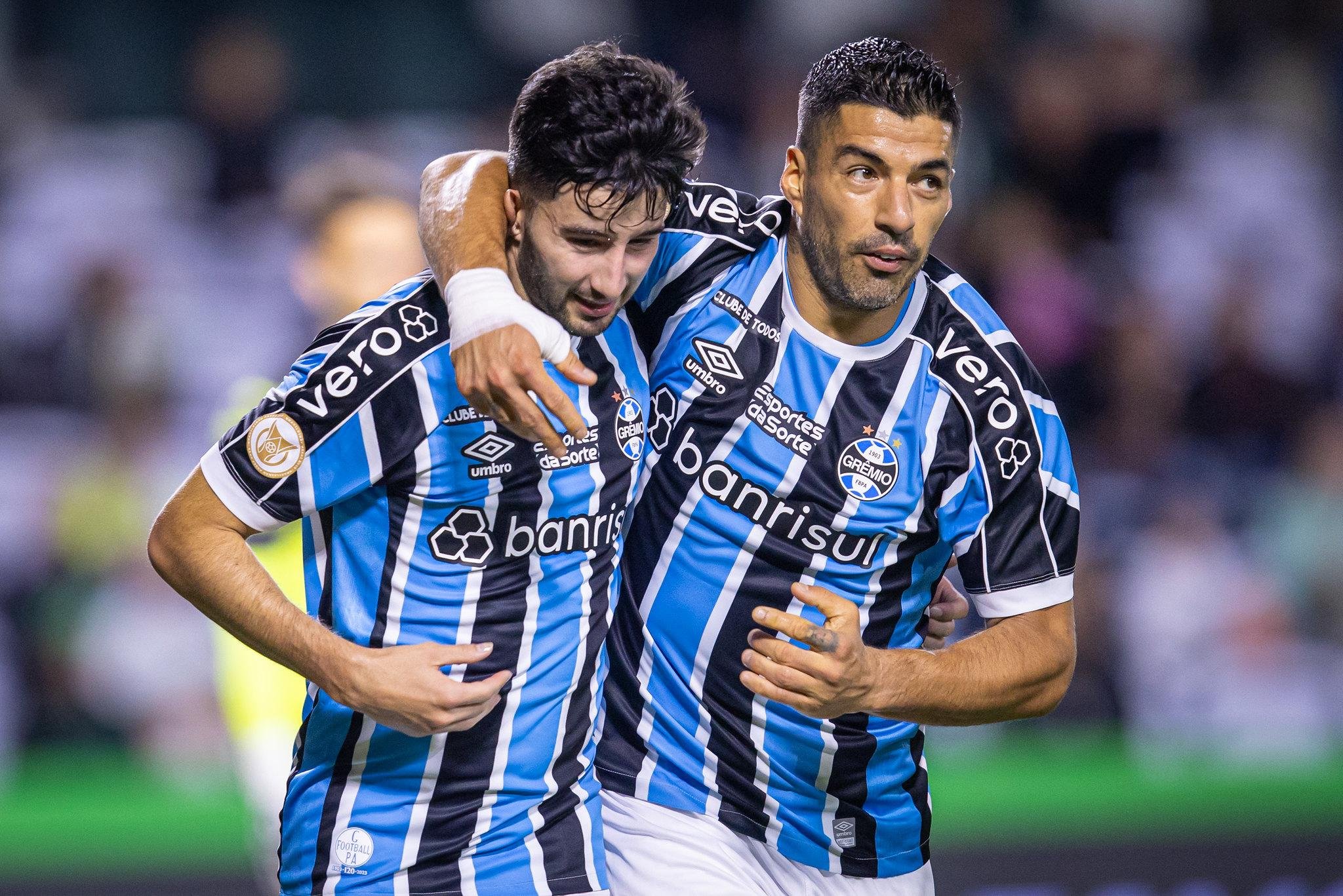 Su&aacute;rez abra&ccedil;a Villasanti, autor de um dos gols da vit&oacute;ria no Couto Pereira