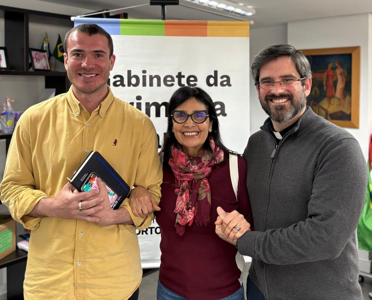 Davi dos Anjos, com Val&eacute;ria Leopoldino e o Padre Lucas Matheus Mendes que estar&atilde;o no leil&atilde;o de amanh&atilde;