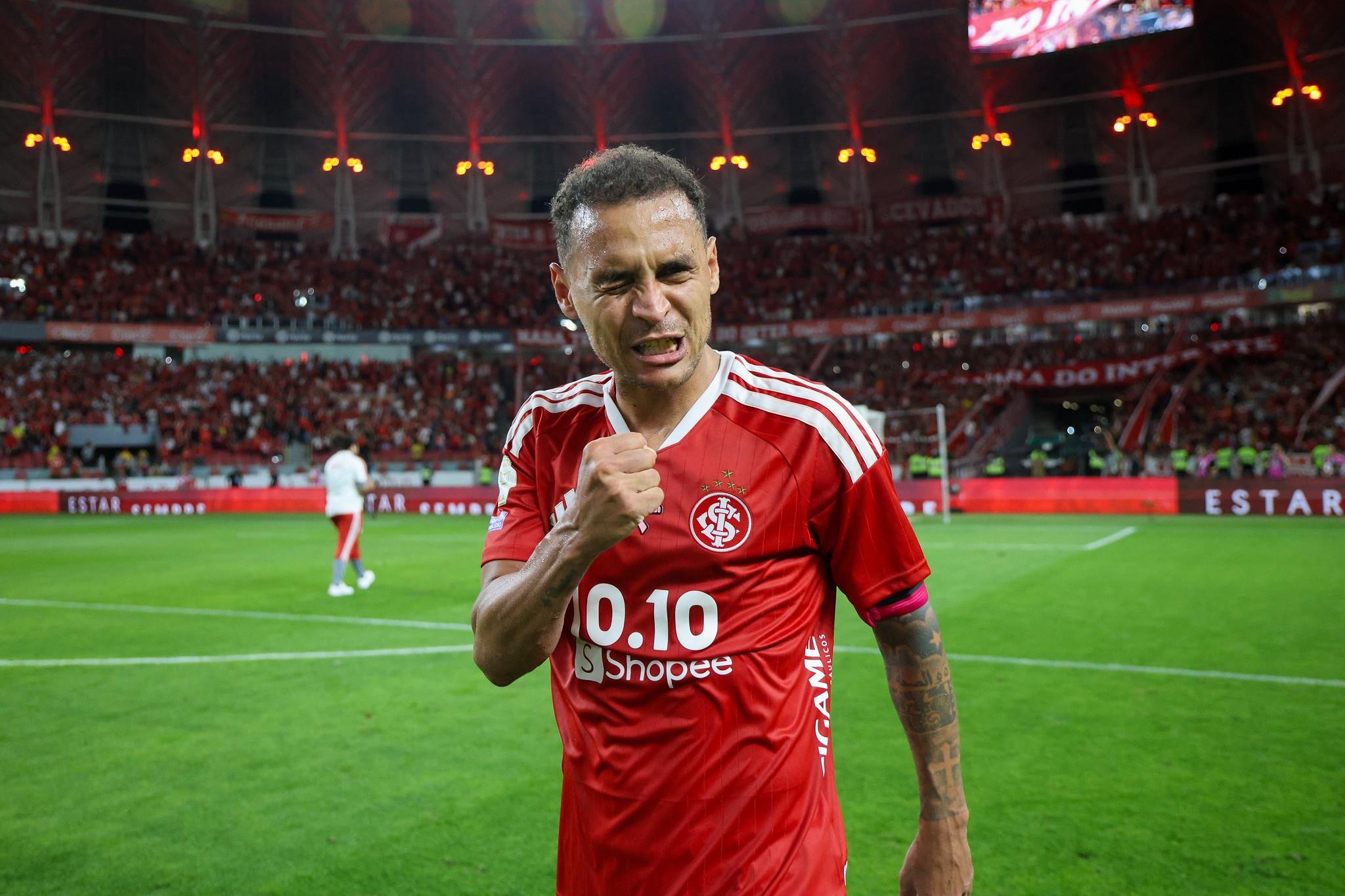 Alan Patrick treinou e deve refor&ccedil;ar o Inter contra o Botafogo
