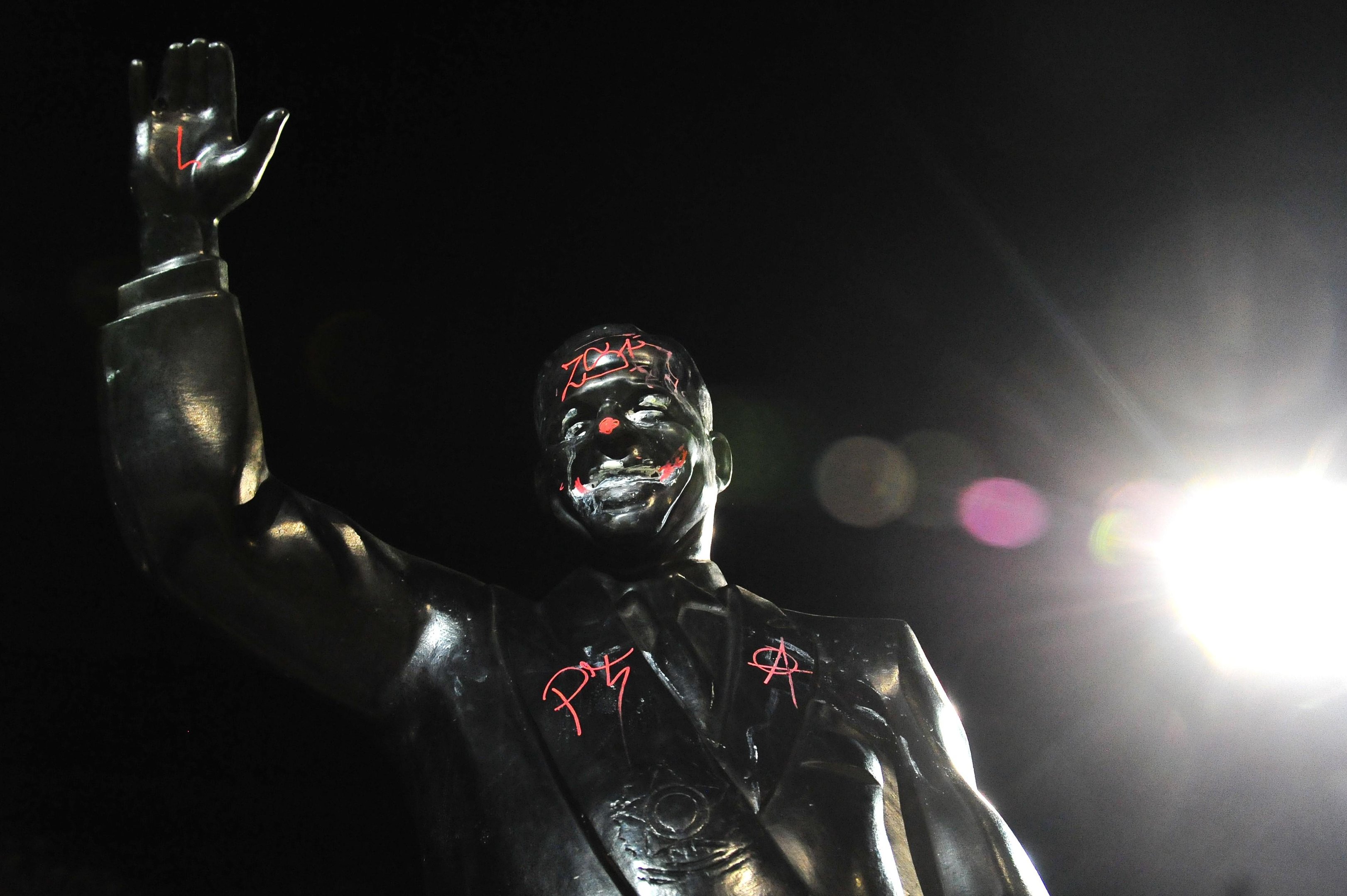 Estátua do ex-presidente João Goulart é vandalizada em Porto Alegre