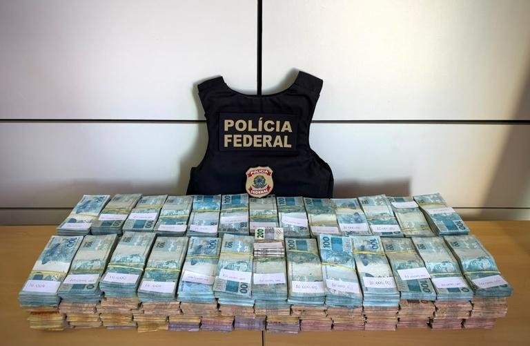Pol&iacute;cia Federal investigar&aacute; esclarecer as circunst&acirc;ncias relacionadas &agrave; origem dos valores encontrado em um ve&iacute;culo em um estabelecimento comercial na zona Sul de Porto Alegre