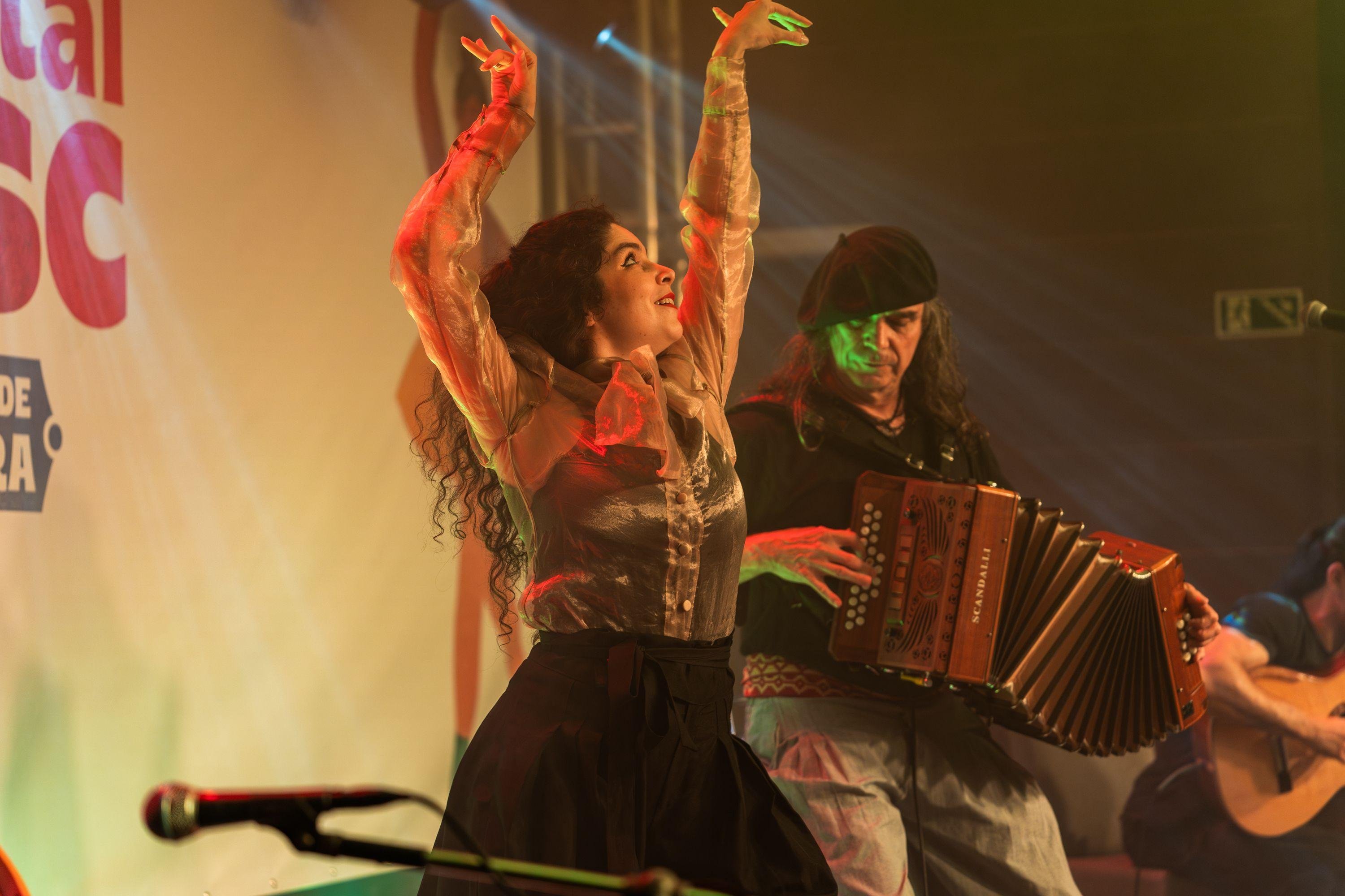 O m&uacute;sico e compositor Renato Borghetti e a bailarina, percussionista e core&oacute;grafa Emily Borghetti s&atilde;o os convidados da 6&ordf; edi&ccedil;&atilde;o do Casa da Palavra, nesta quarta, 21/10,  &agrave;s 19h, no Teatro Olga Reverbel
