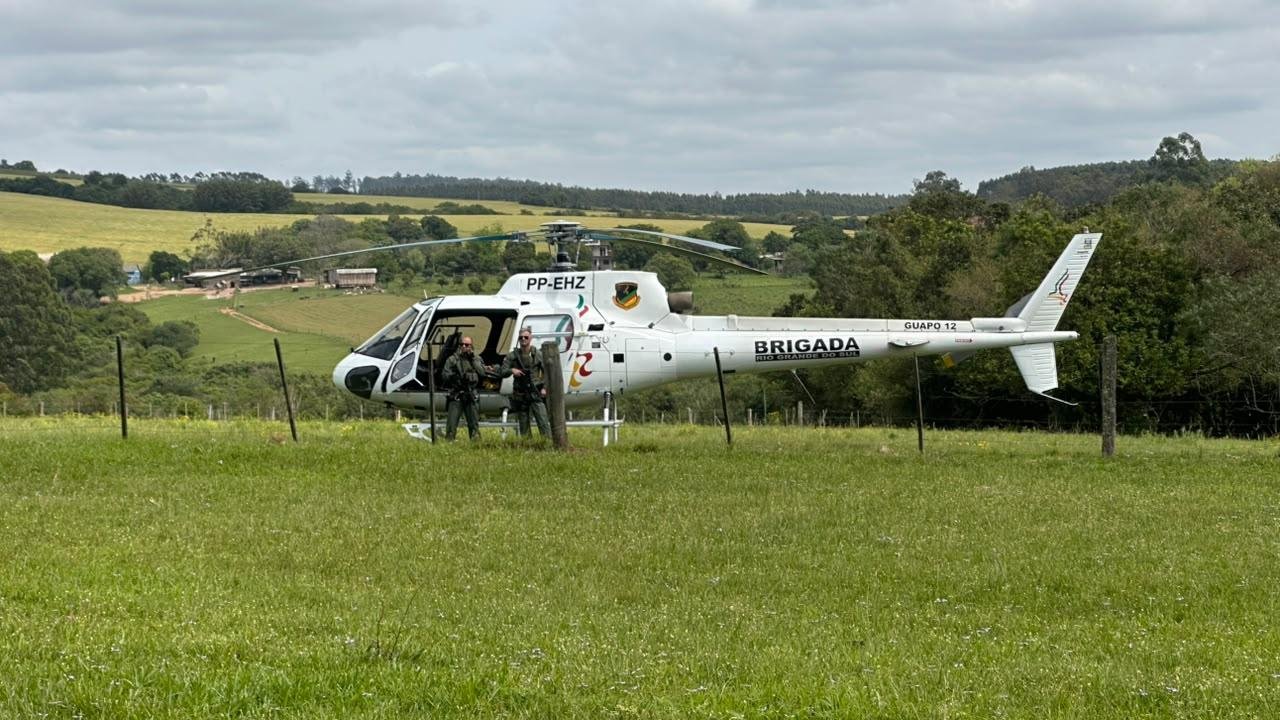 Helicópteros da Brigada Militar e da PRF reforçam buscas por suspeitos de balear PM em Eldorado do Sul