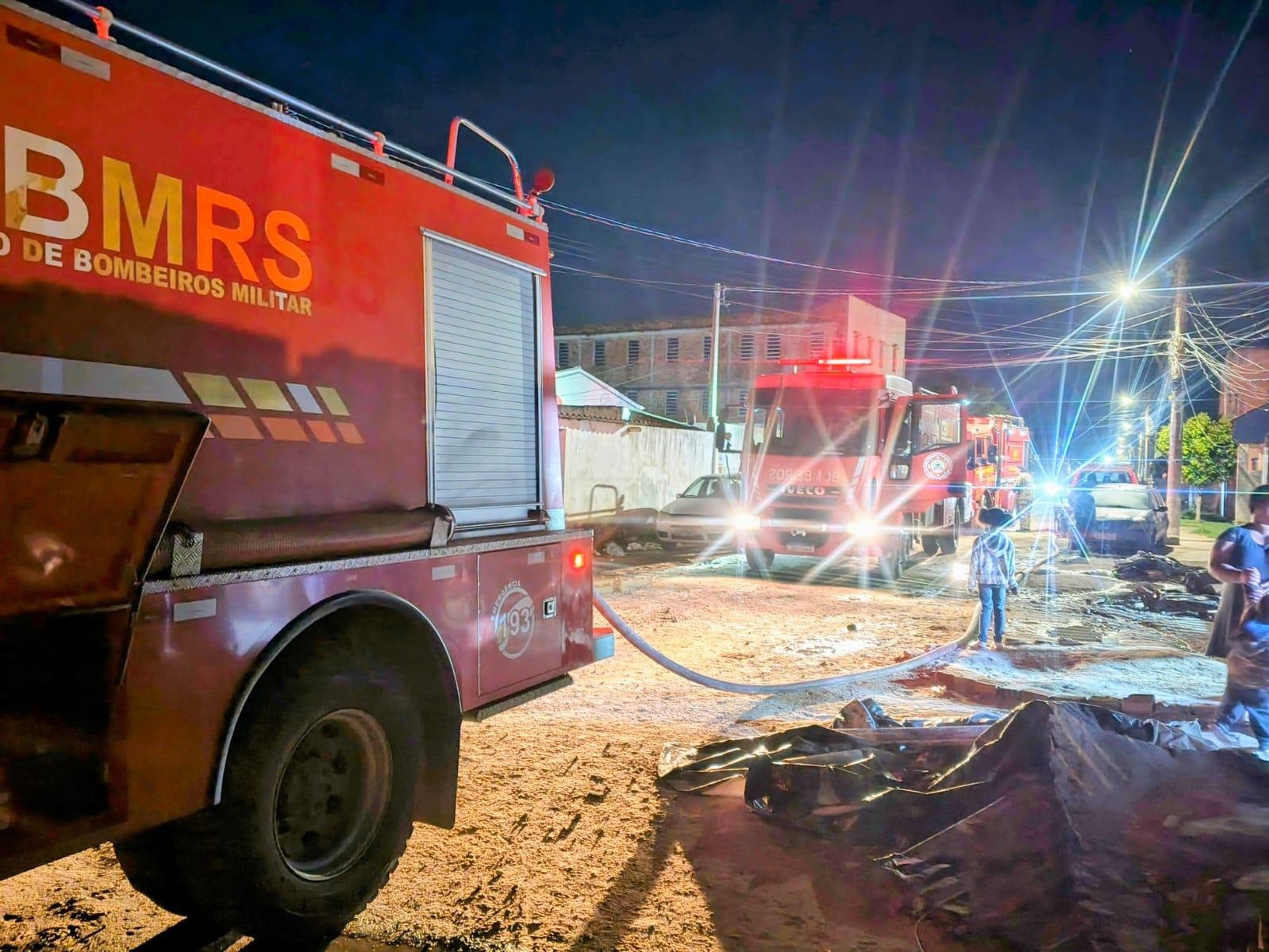 Incêndio de grandes proporções destrói 20 residências em Pelotas e deixa 15 pessoas desabrigadas