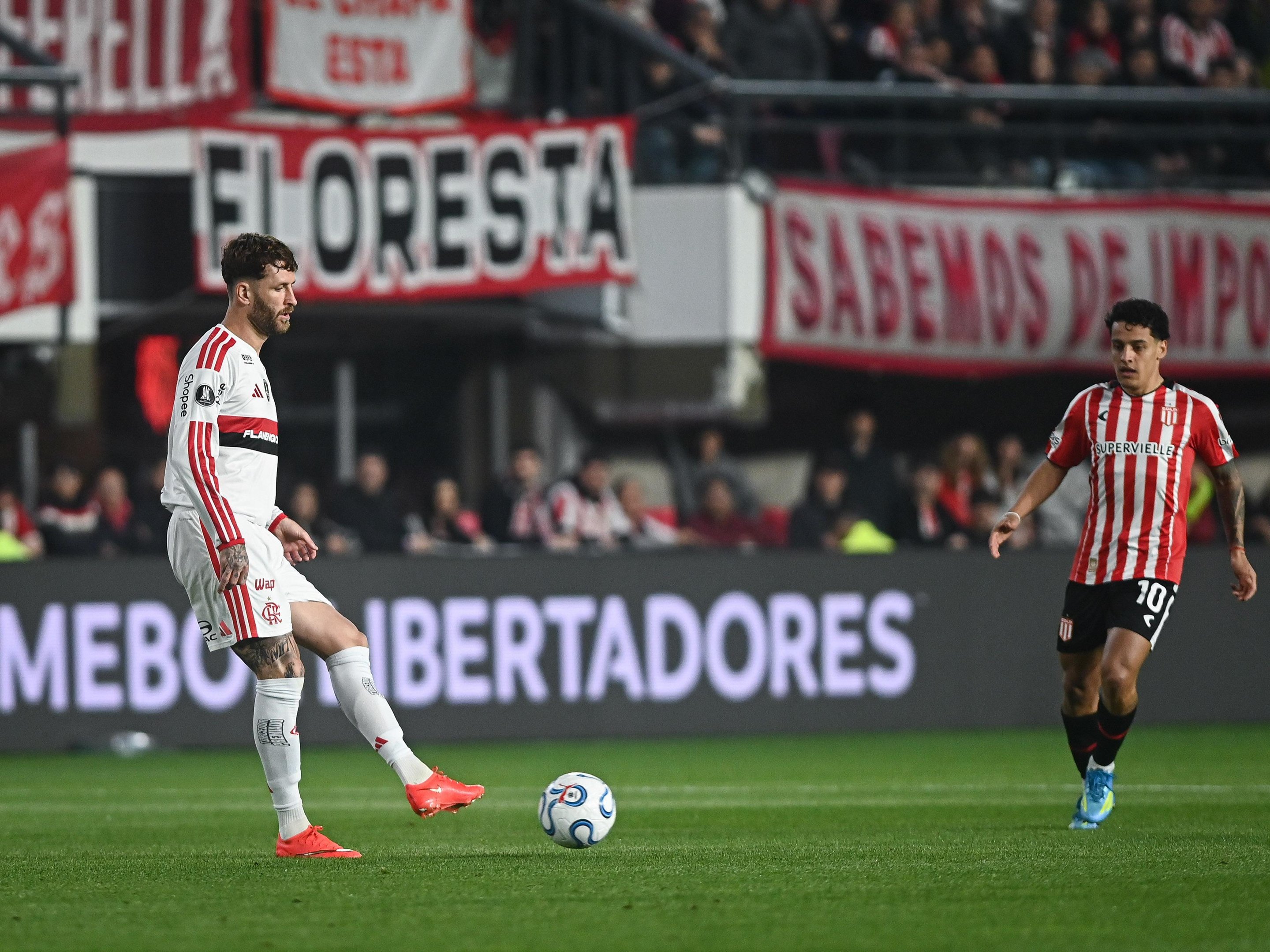 Primeiro jogo na Argentina terminou sem gols