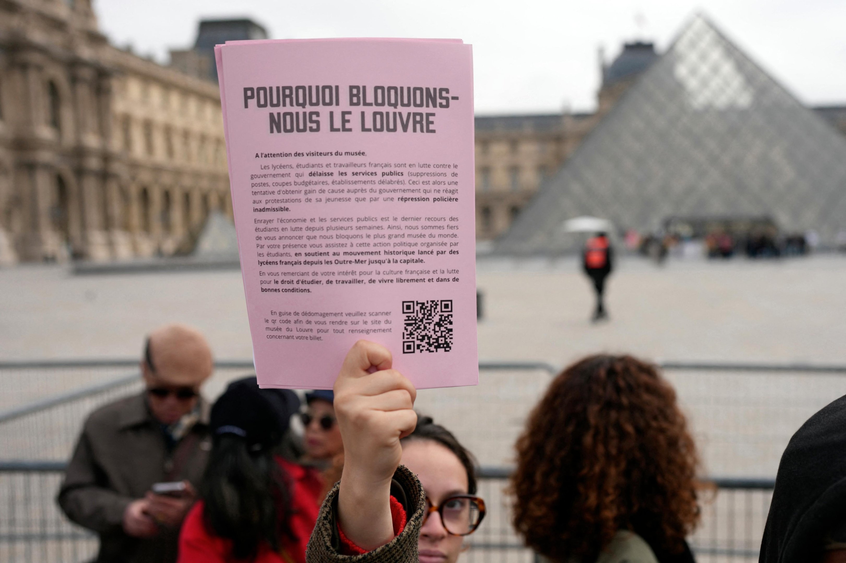 Onda de violência na França preocupa setor turístico