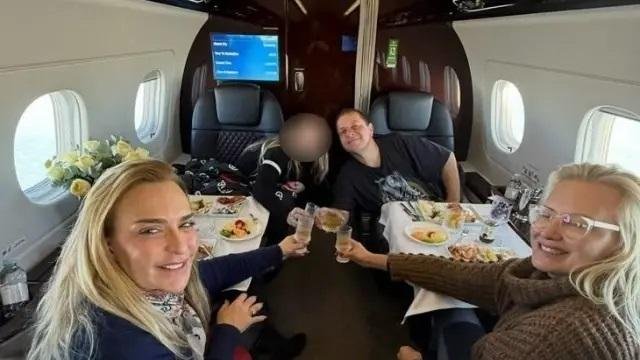 Fotos mostram viagem de Lulinha com lobista em jatinho de 20 milhões de dólares, diz revista