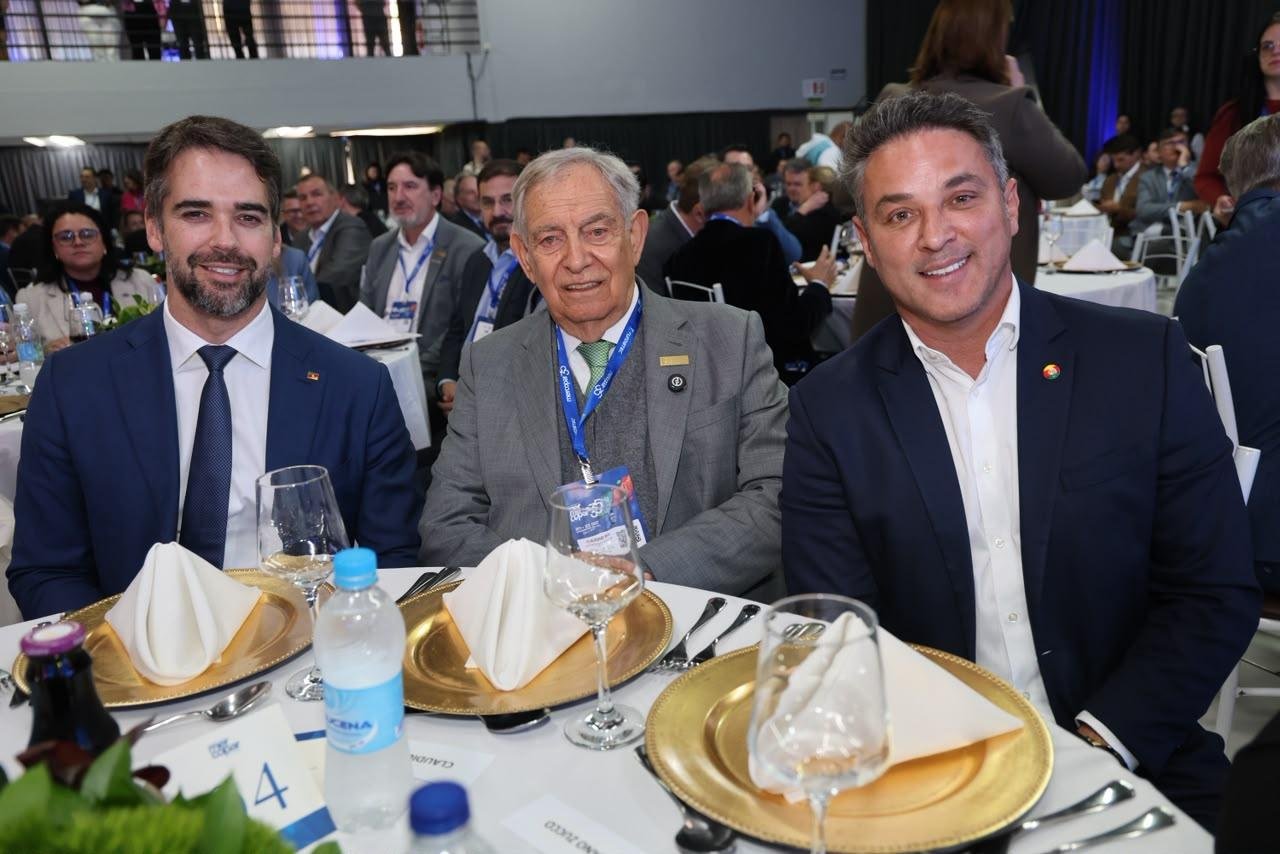 O governador Eduardo Leite, com Claudio Bier, presidente do Sistema Fiergs, e o governador eleito, Luciano Zucco, na abertura da 35&ordf;&nbsp; Mercopar, em Caxias do Sul