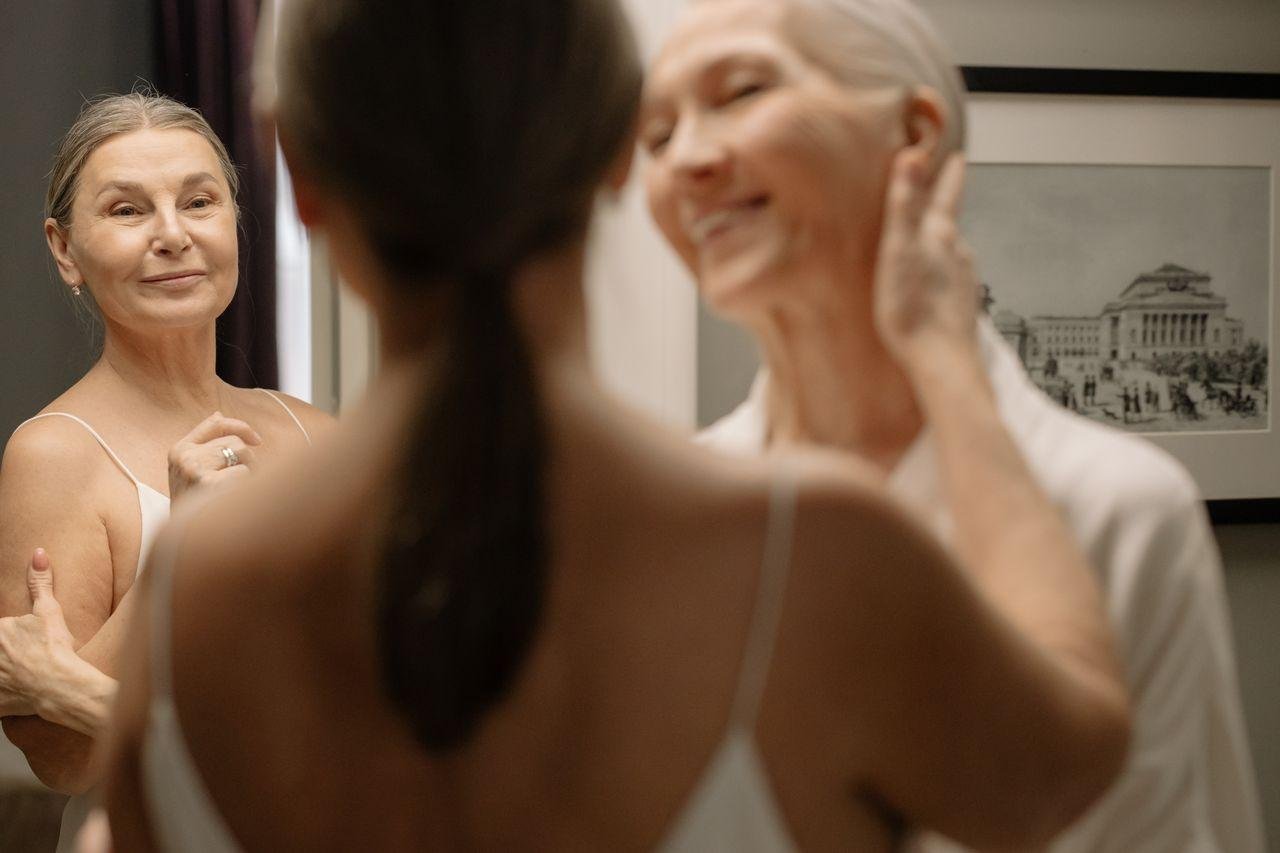 As mudan&ccedil;as hormonais durante a menopausa podem afetar a hidrata&ccedil;&atilde;o, a elasticidade e a firmeza da pele, ampliando a necessidade de cuidados espec&iacute;ficos