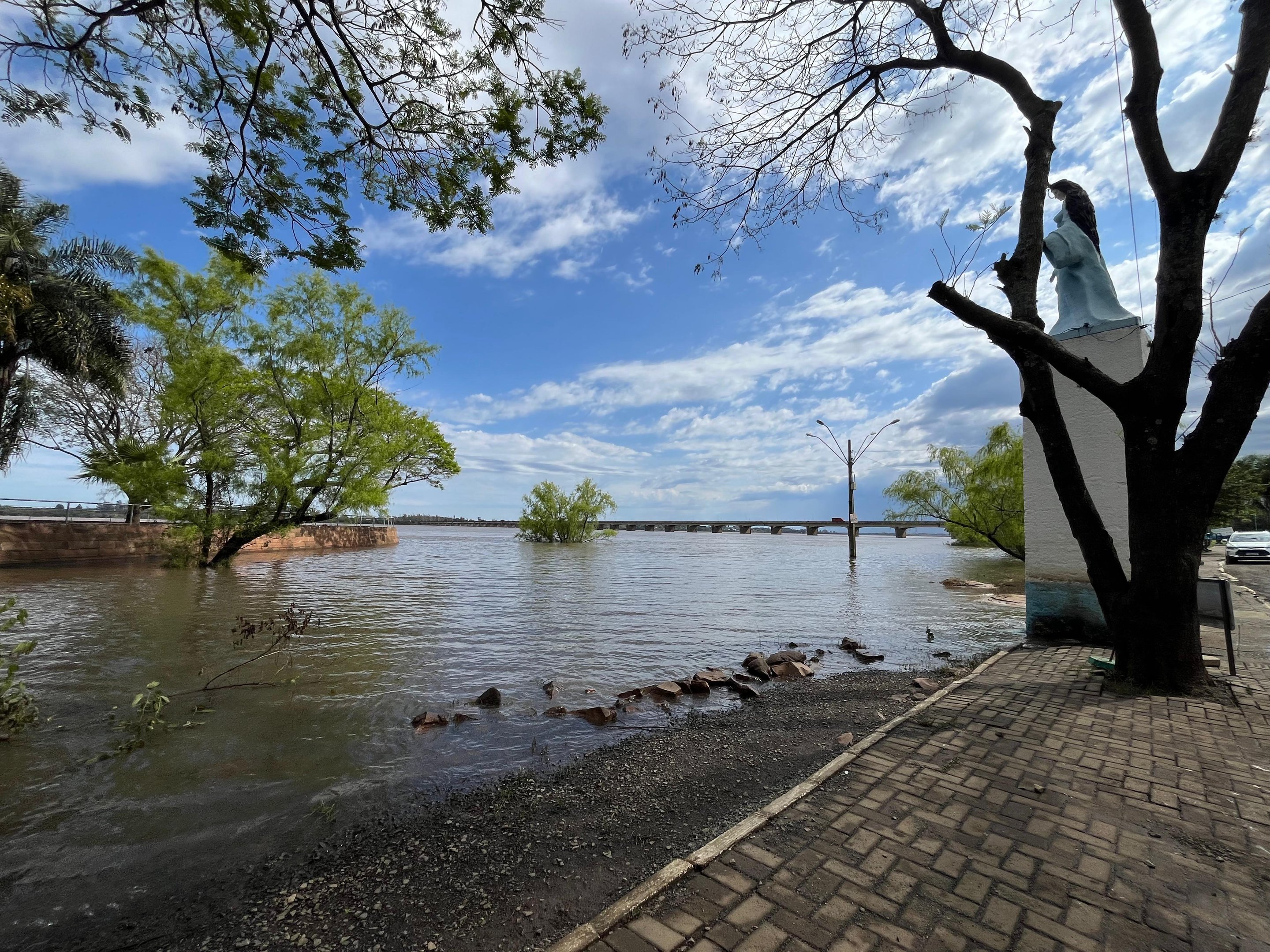 Rio Uruguai sai da cota de inundação em Uruguaiana