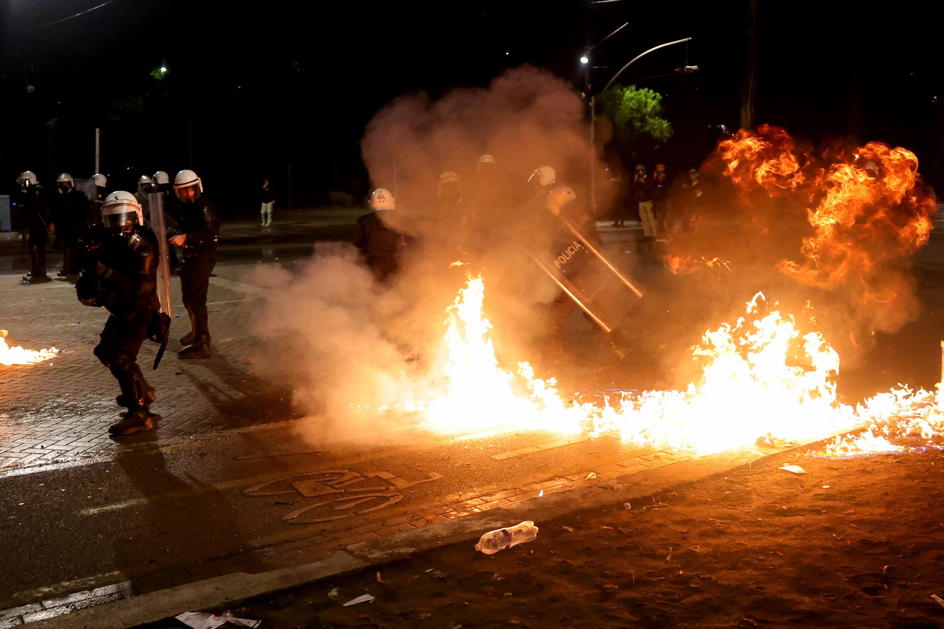 Parlamentares na Albânia se enfrentam em meio a protestos