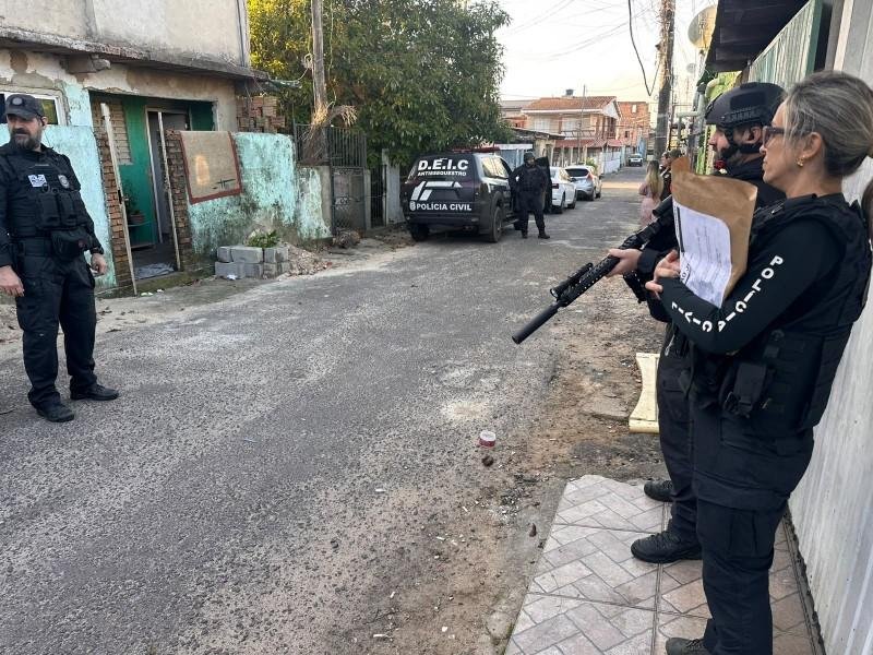 Operação contra agiotagem prende dois homens e apreende drogas e armas em Porto Alegre