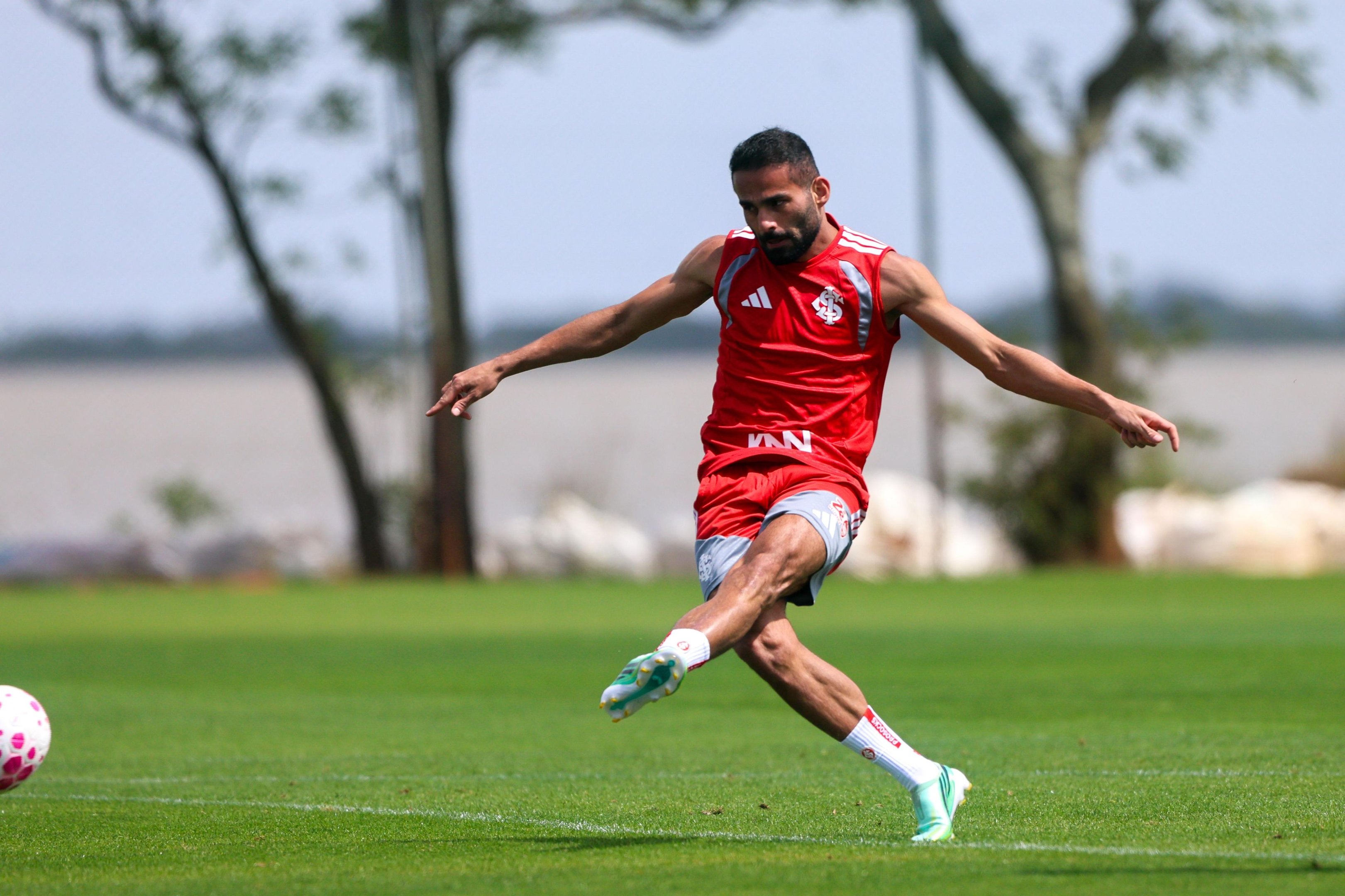 Thiago Maia est&aacute; confirmado no time colorado que enfrenta o Botafogo