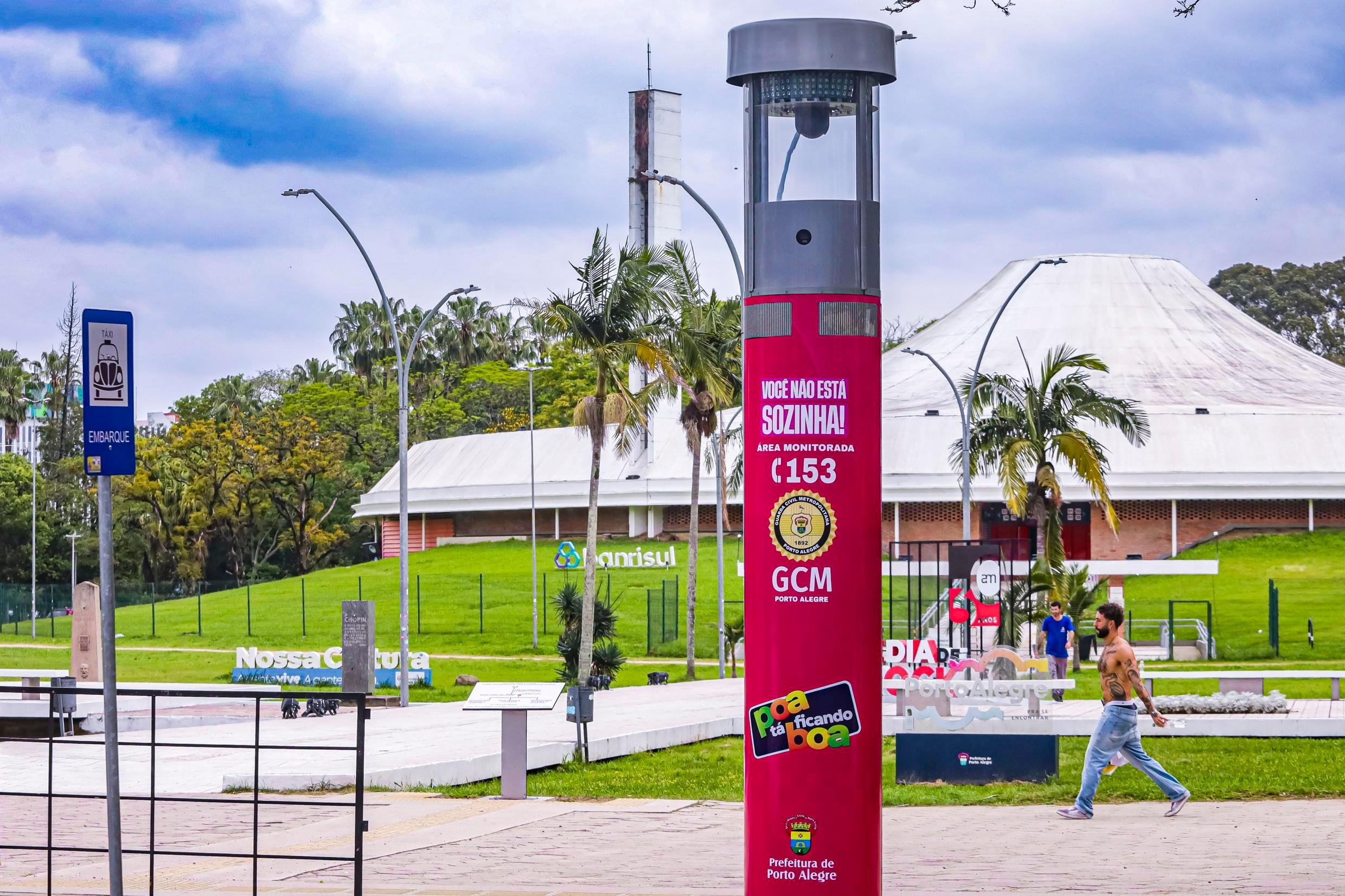 Totem recebe adesivo rosa para destacar acionamento em caso de violência contra mulher
