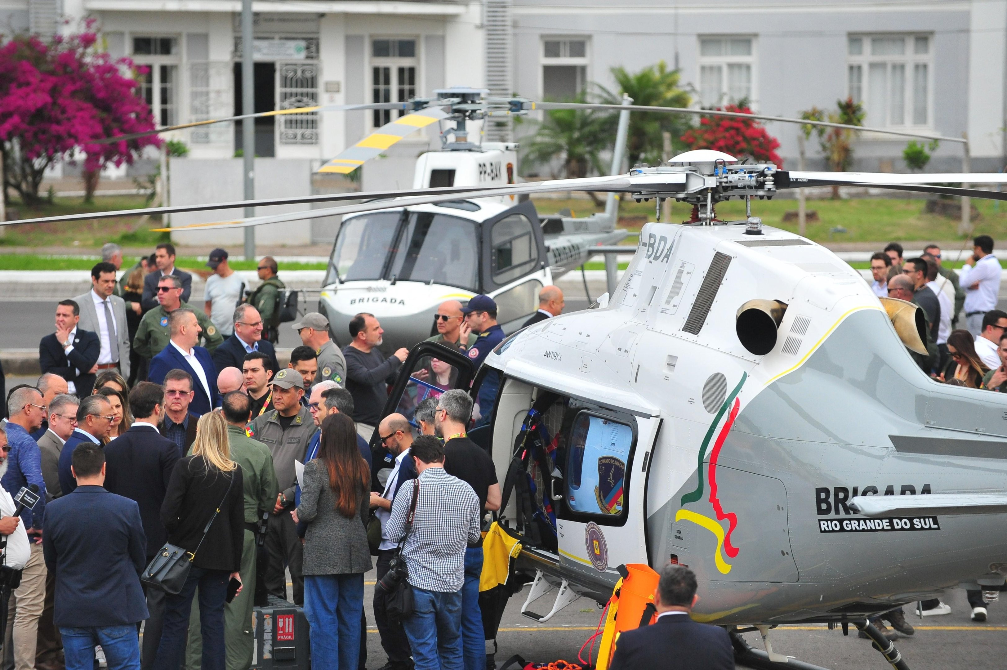 Governo do RS entrega dois helicópteros à Brigada Militar
