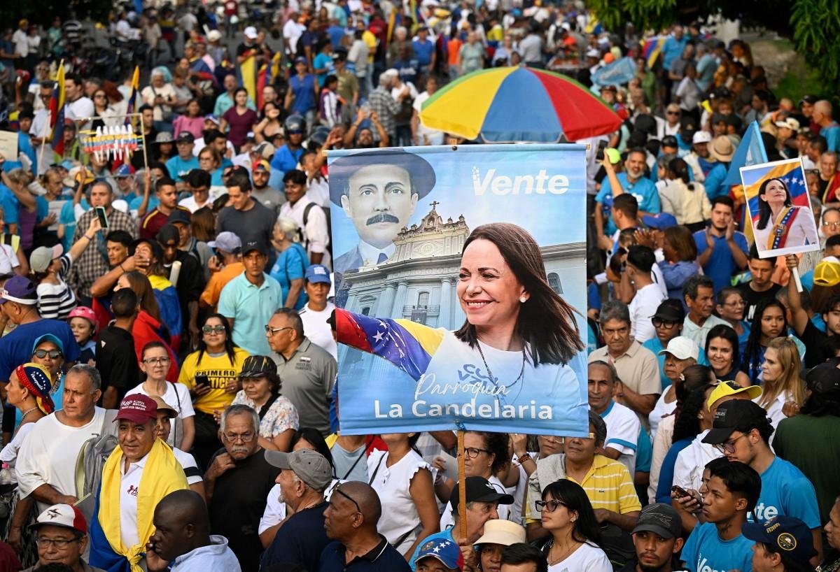 Manifestação por retorno de opositora reúne milhares de pessoas na Venezuela