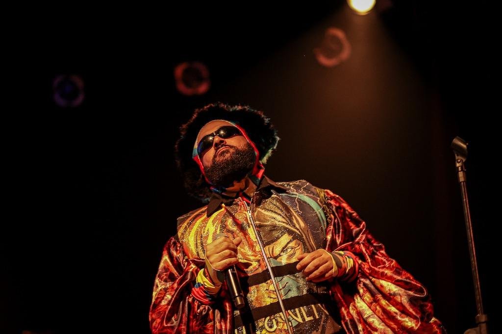 O rapper Jeza da Pedra &eacute; o segundo convidado do Ling Pulsa, neste s&aacute;bado, 24 de outubro, &agrave;s 19h. Ele apresenta o espet&aacute;culo "Parangol&eacute; Bate-Bola" no Instituto Ling