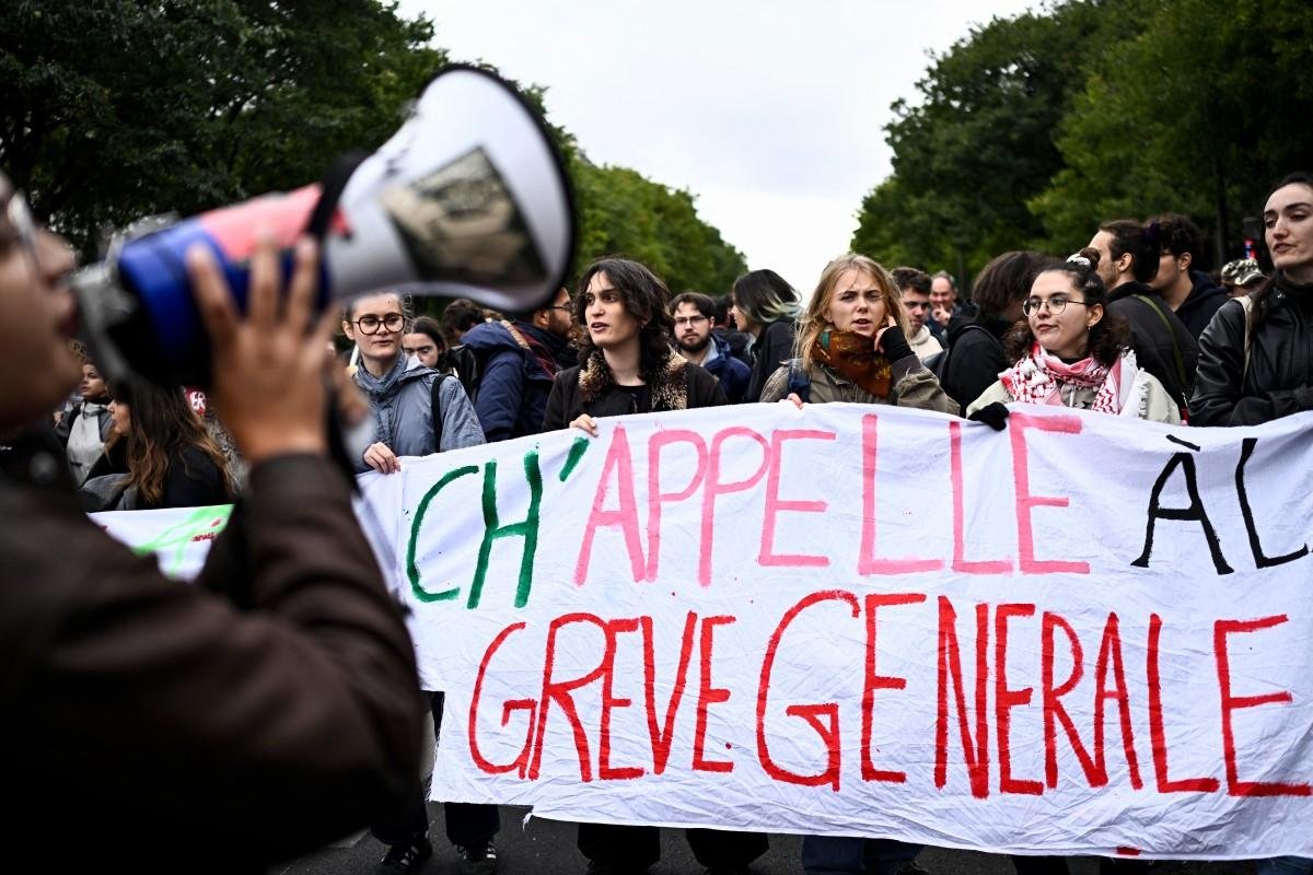 França convoca 70 mil agentes para protestos sociais